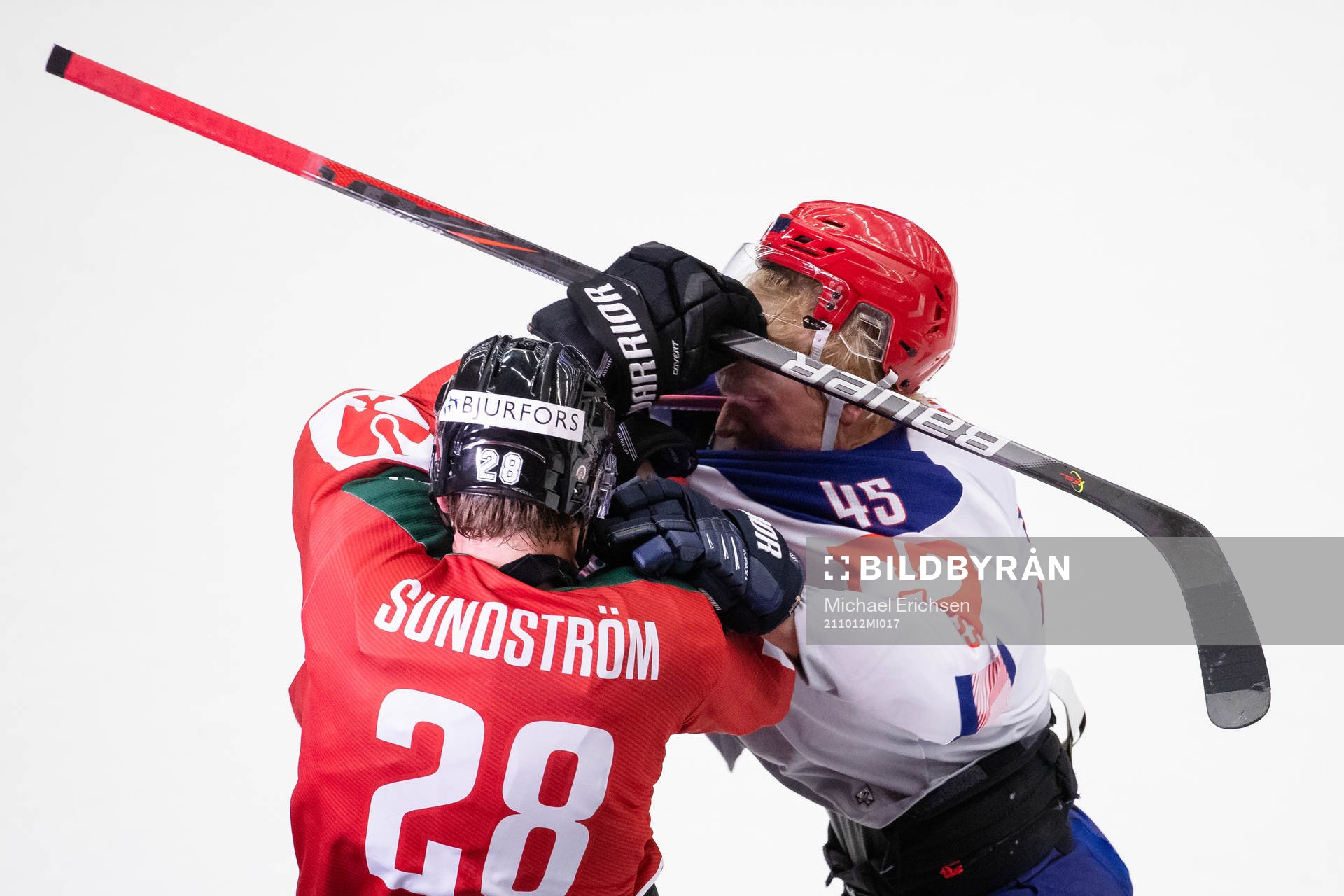 Johan Sundström of Frölunda and Micke Åsten of Helsinki