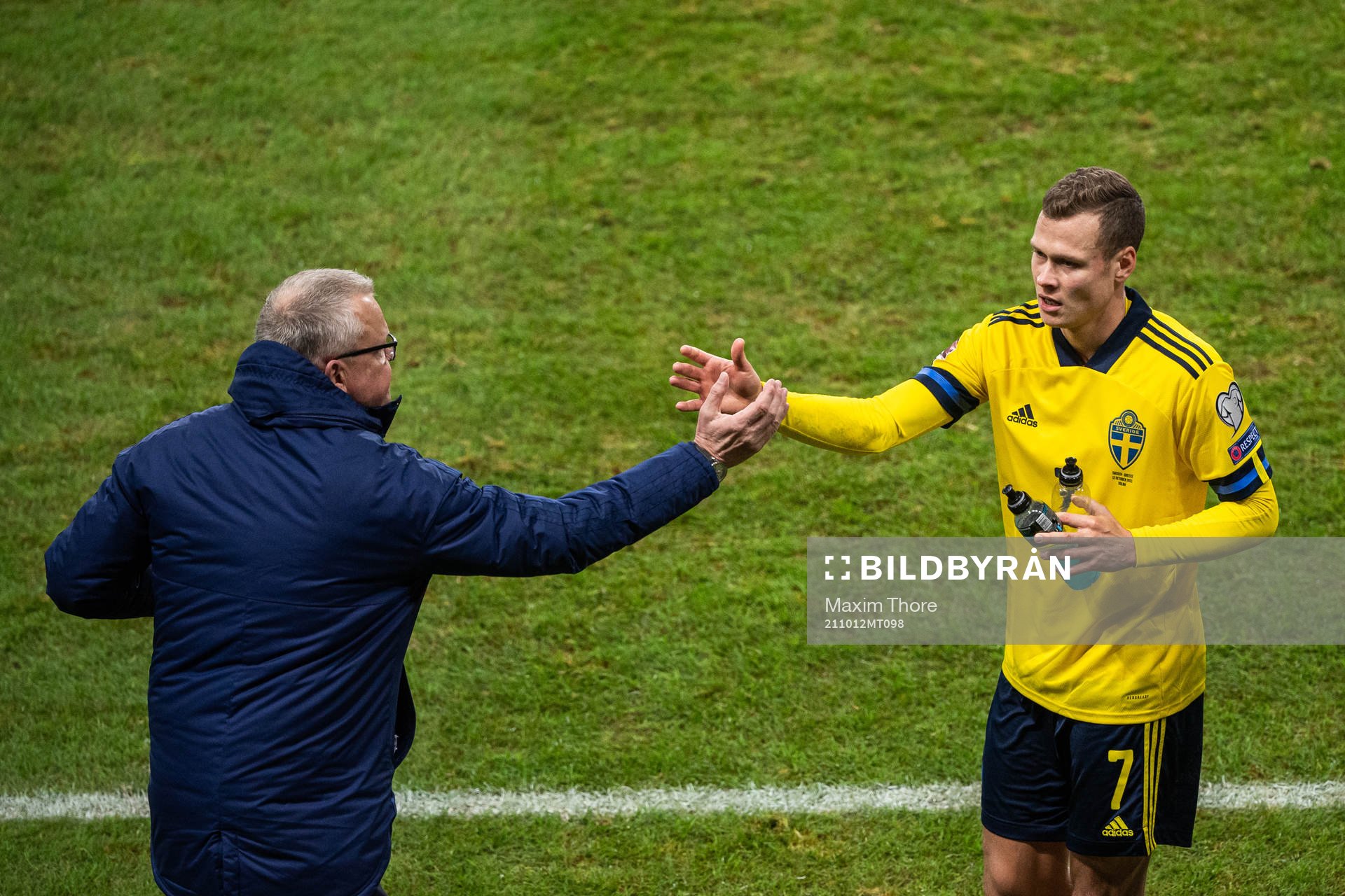 Head coach Janne Andersson and Viktor Claesson of Sweden