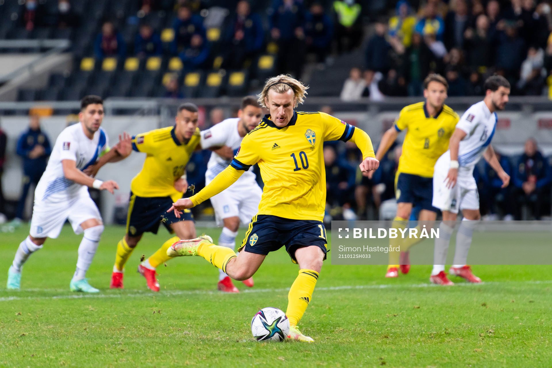 Emil Forsberg of Sweden scores 1-0