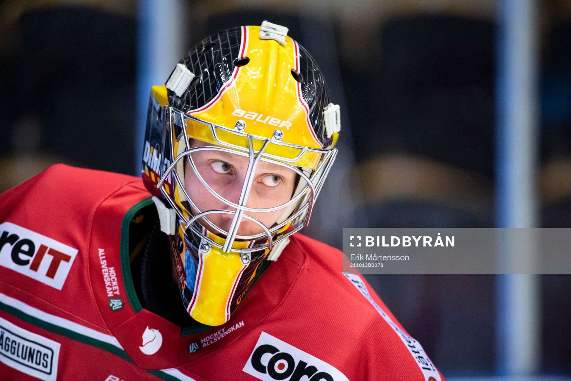 Modos målvakt Henrik Tikkanen värmer upp