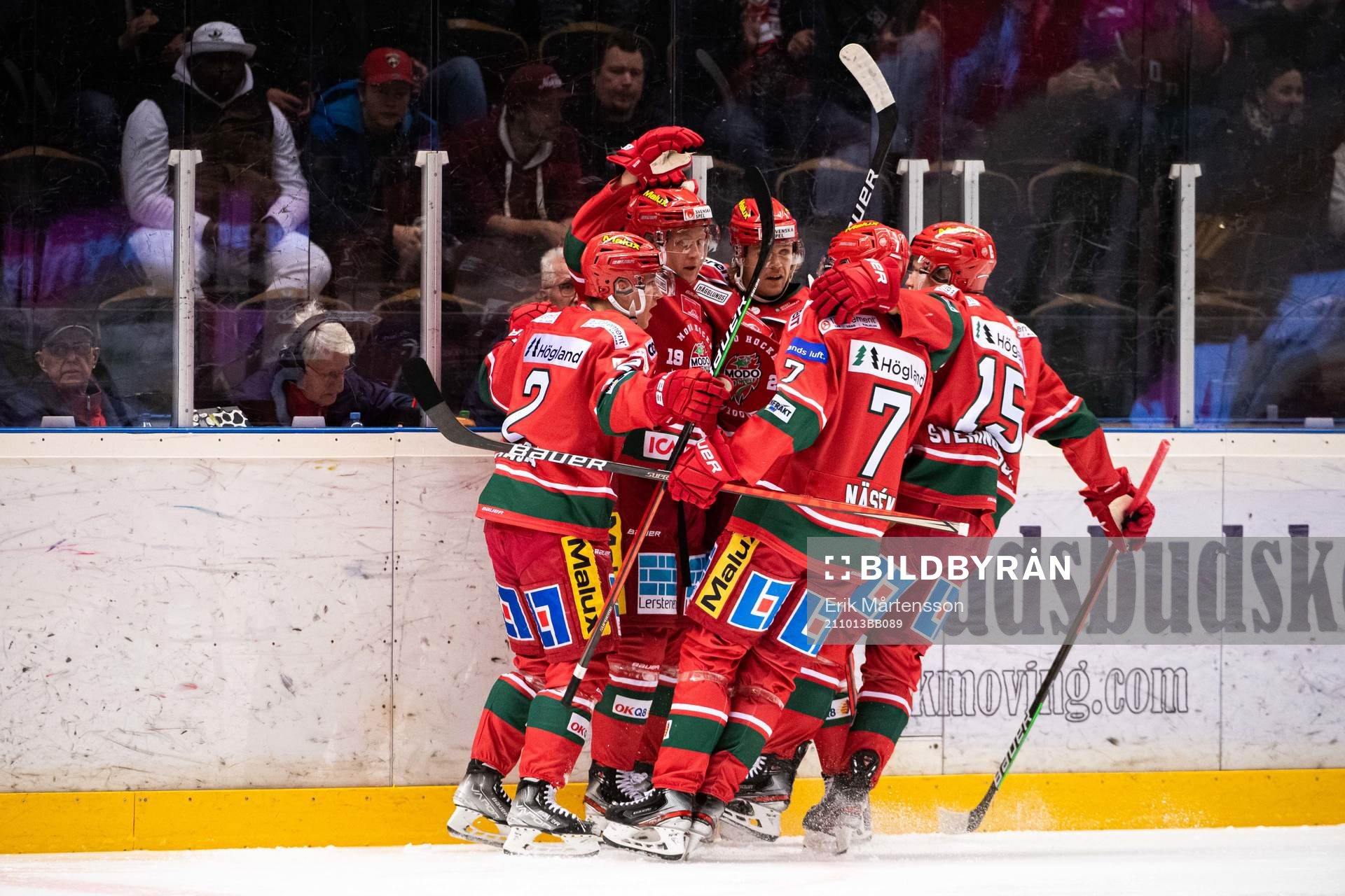 Modos Erik Jinesjö Karlsson jublar med lagkamrater