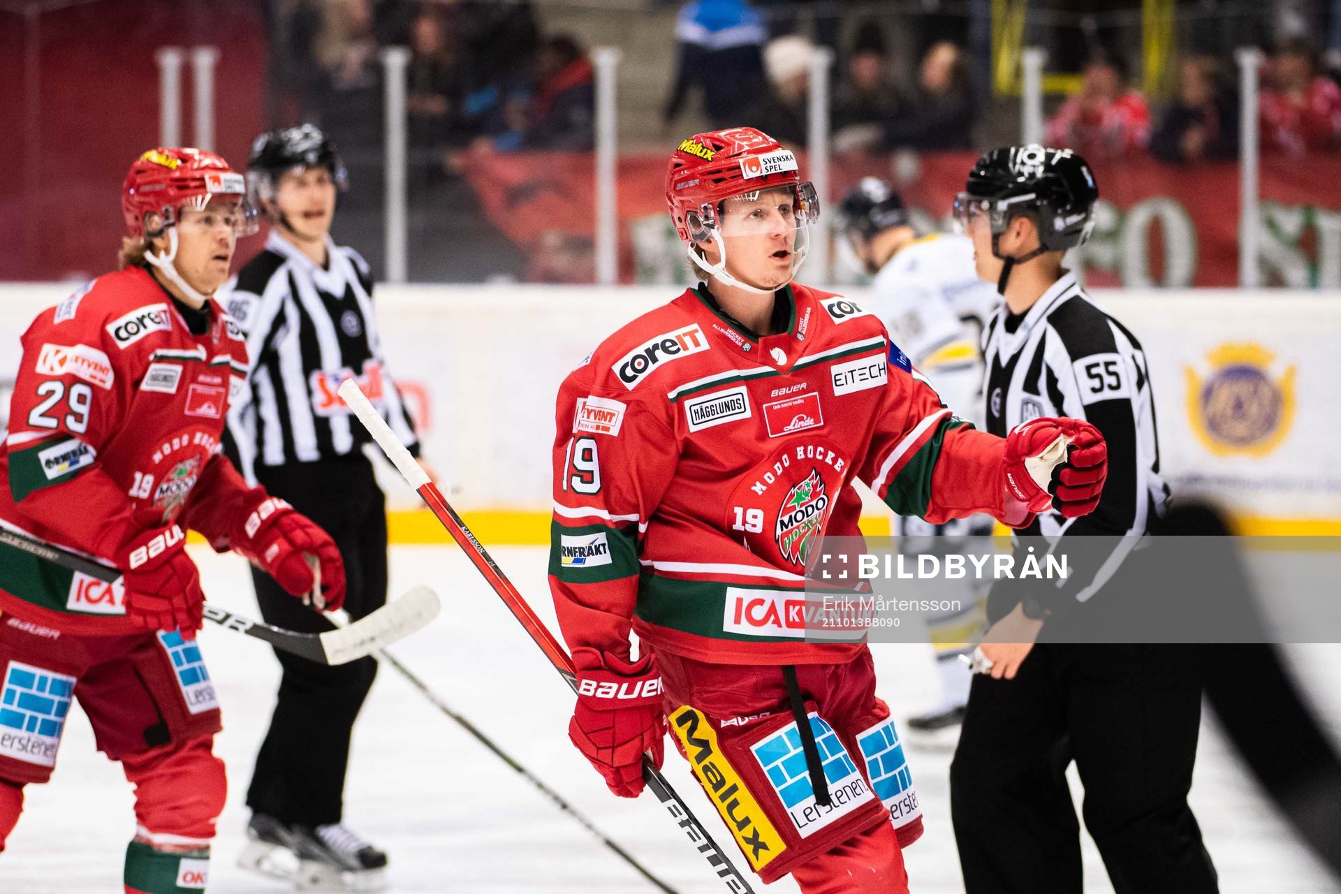 Modos Erik Jinesjö Karlsson jublar med lagkamrater