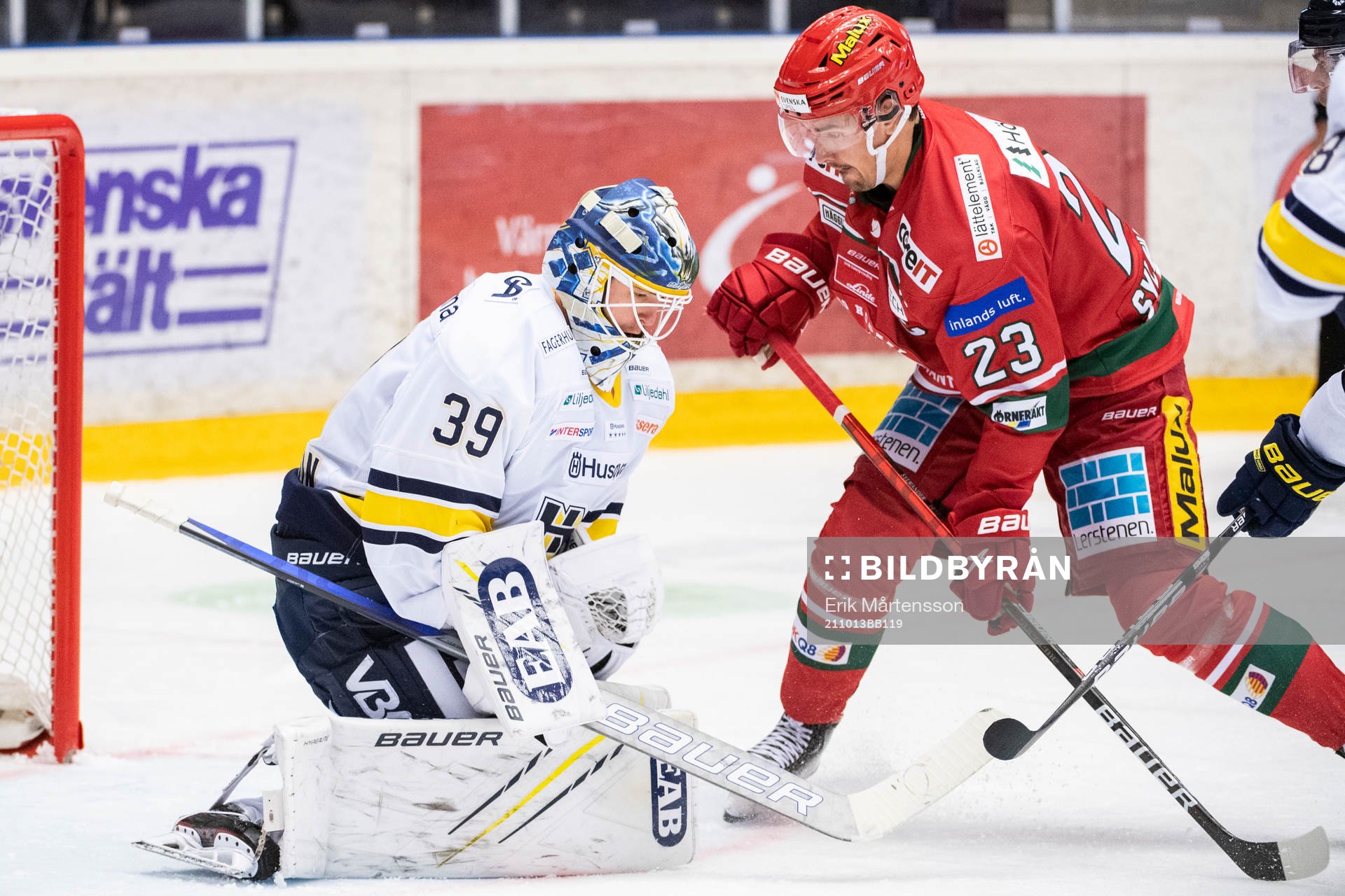s målvakt Filip Larsson och Modos Daniel Sylwander