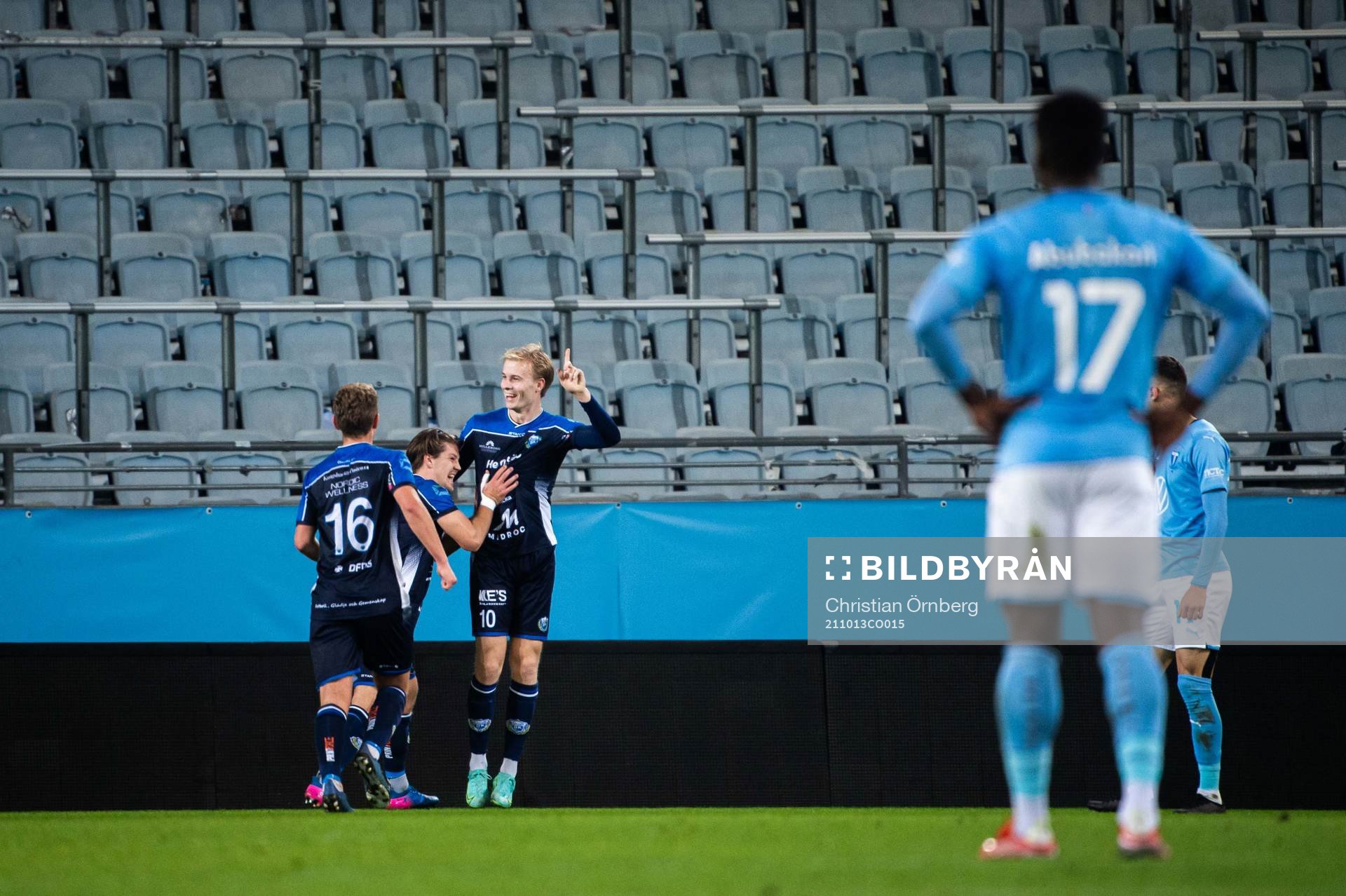 Onsalas Victor Andersson jublar efter 2-1 under fotbollsmatchen i Svenska cupen mellan Malmö FF och Onsala den 13 oktober 2021 i Malmö.