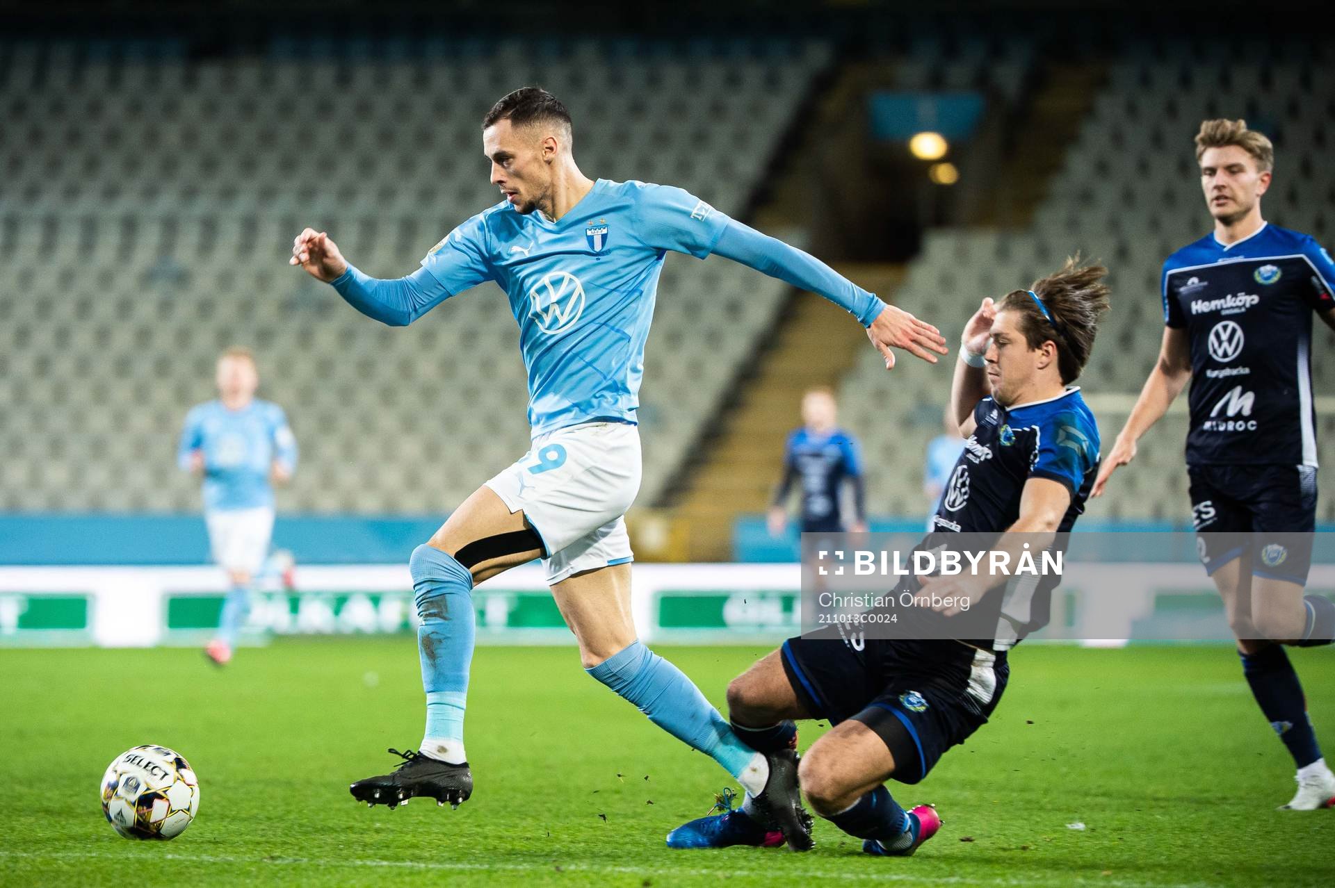 Malmö FFs Veljko Birmancevic och Onsalas Joel Palmquist under fotbollsmatchen i Svenska cupen mellan Malmö FF och Onsala den 13 oktober 2021 i Malmö.
