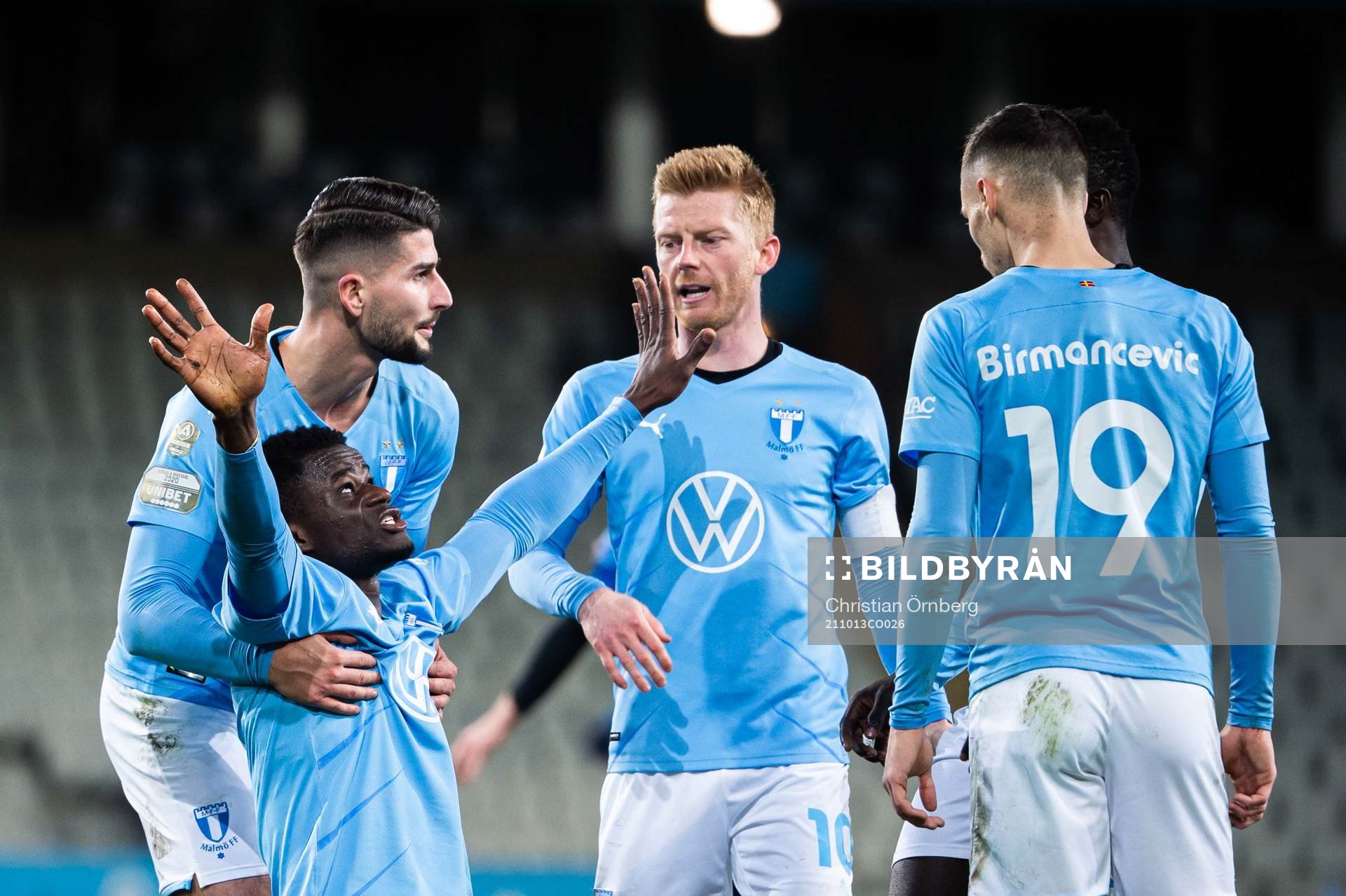 Malmö FFs Malik Abubakari jublar med Veljko Birmancevic,