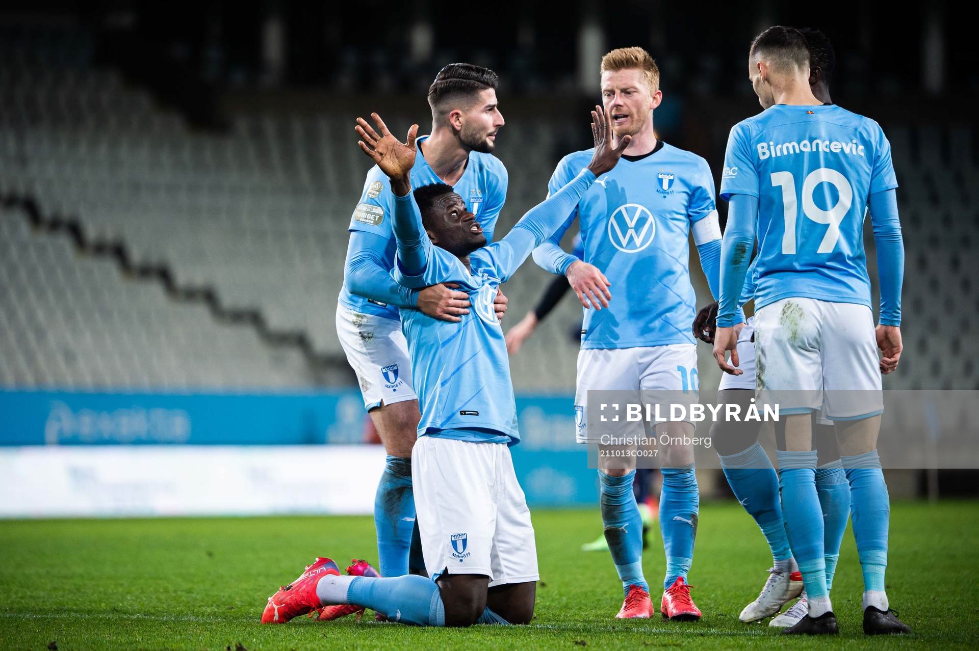 Malmö FFs Malik Abubakari jublar med Veljko Birmancevic,