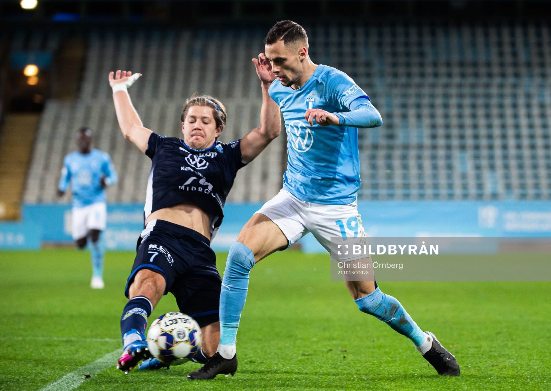 Onsalas Joel Palmquist och Malmö FFs Veljko Birmancevic under fotbollsmatchen i Svenska cupen mellan Malmö FF och Onsala den 13 oktober 2021 i Malmö.