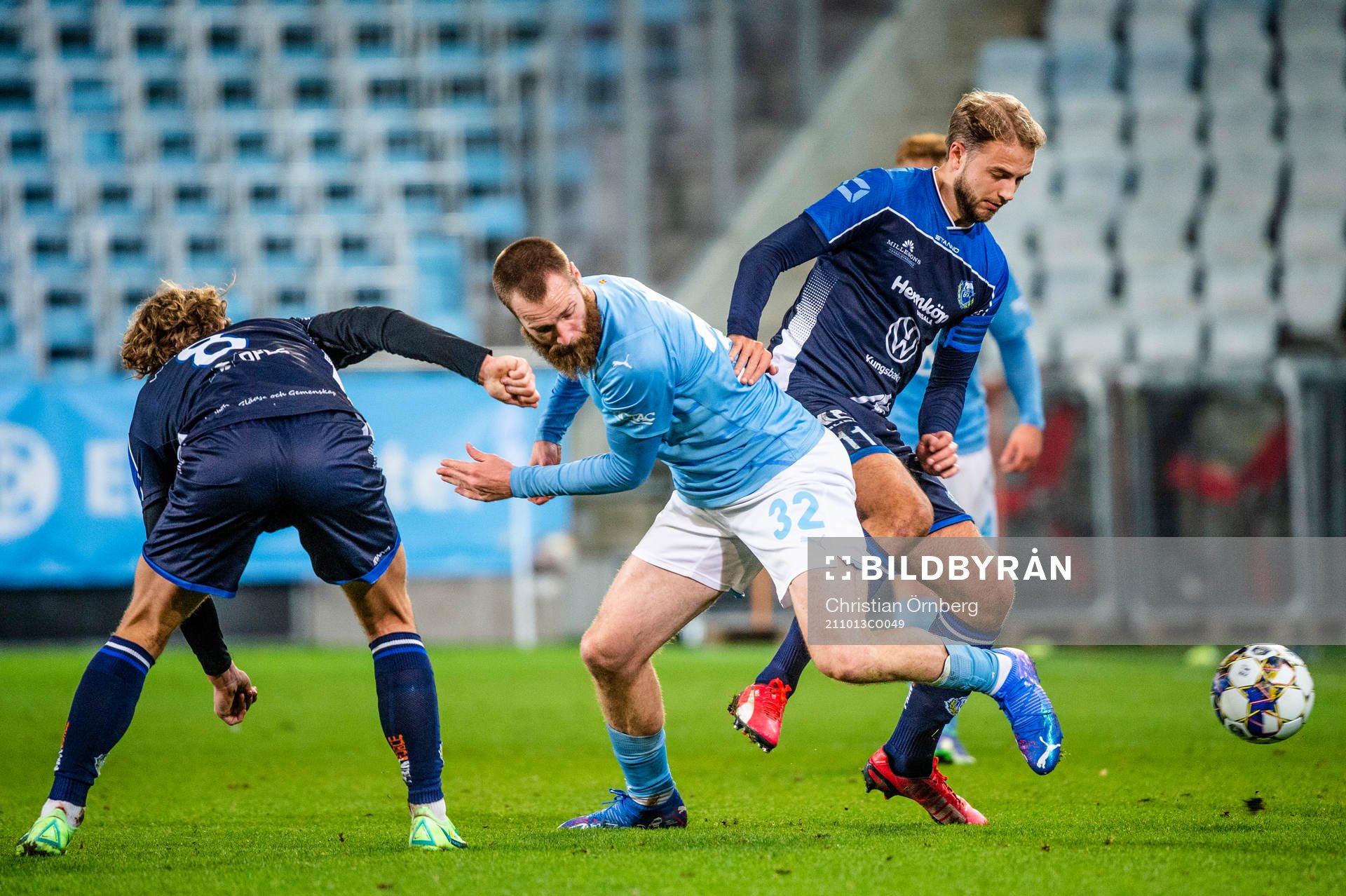 Malmö FFs Jo Inge Berget mot Onsalas Adam Fogelblad och
