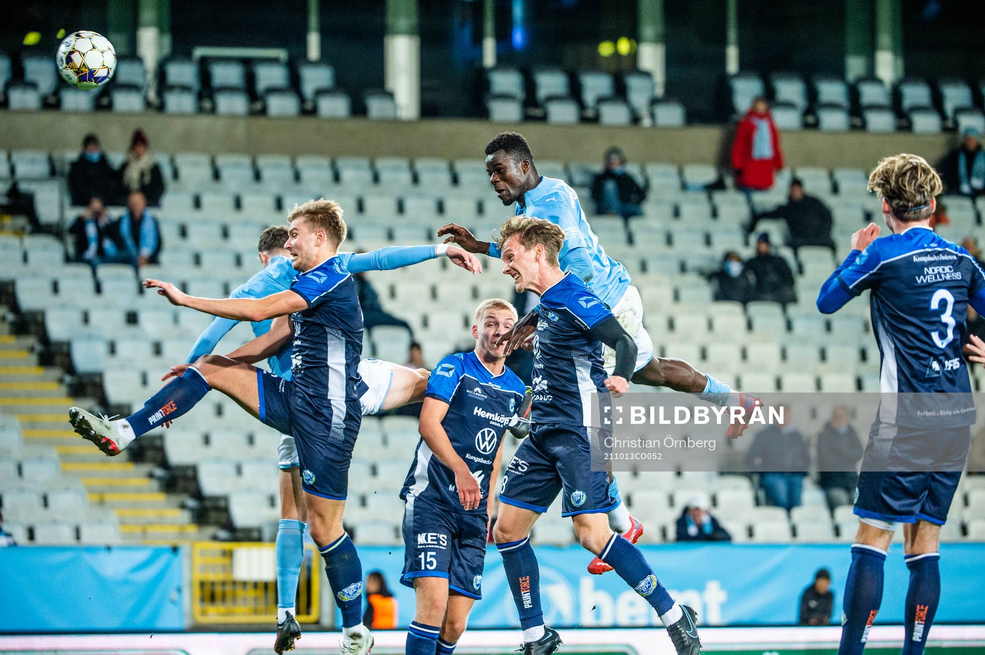 Malmö FFs Malik Abubakari nickar bollen