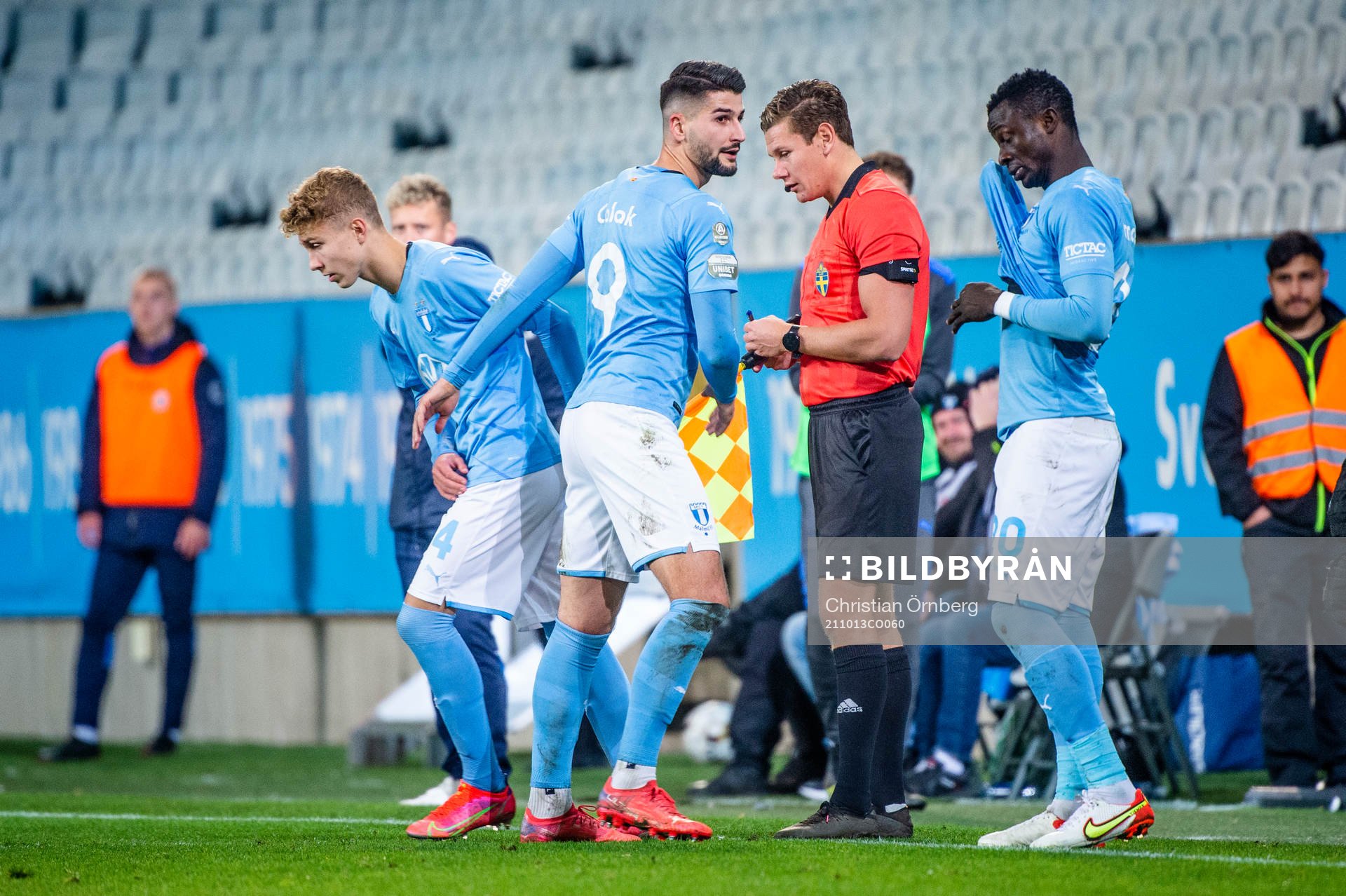 Malmö FFs Antonio Colak går ut och in kommer Hugo Bolin