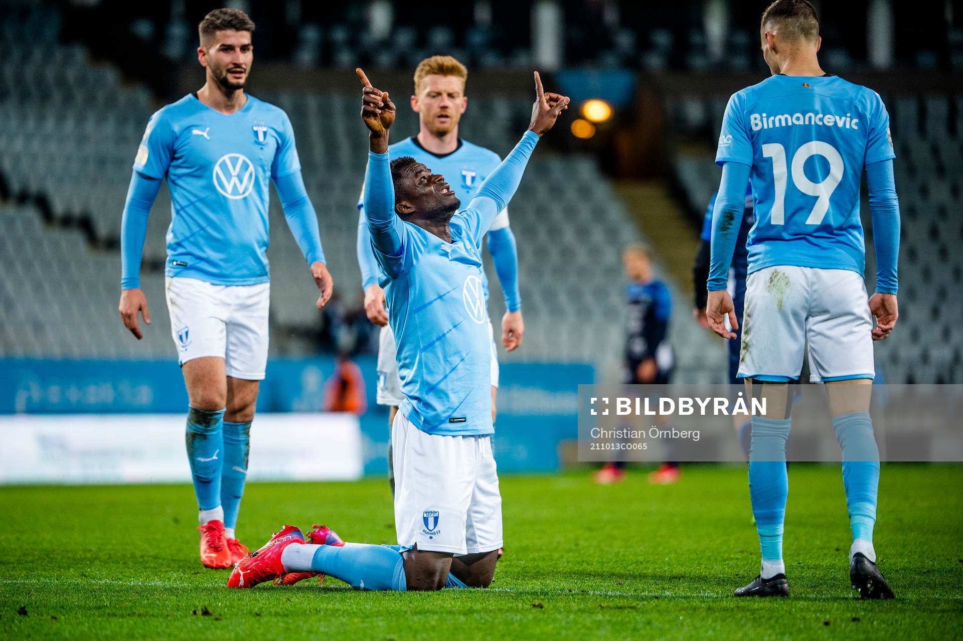 Malmö FFs Malik Abubakari jublar efter 4-1 under fotbollsmatchen i Svenska cupen mellan Onsala och Malmö den 13 oktober 2021 i Malmö.