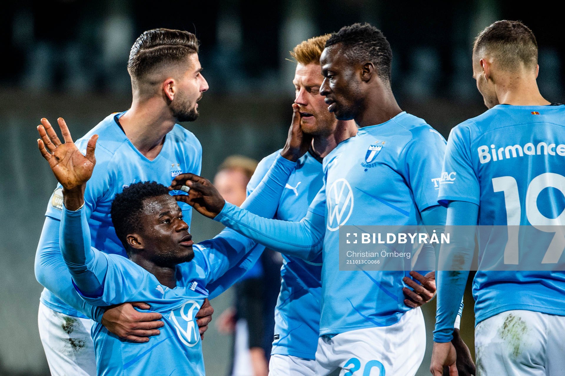 Malmö FFs Malik Abubakari jublar med Antonio Colak, Anders Christiansen, Bonke Innocent och Veljko Birmancevic efter 4-1 under fotbollsmatchen i Svenska cupen mellan Onsala och Malmö den 13 oktober 2021 i Malmö.