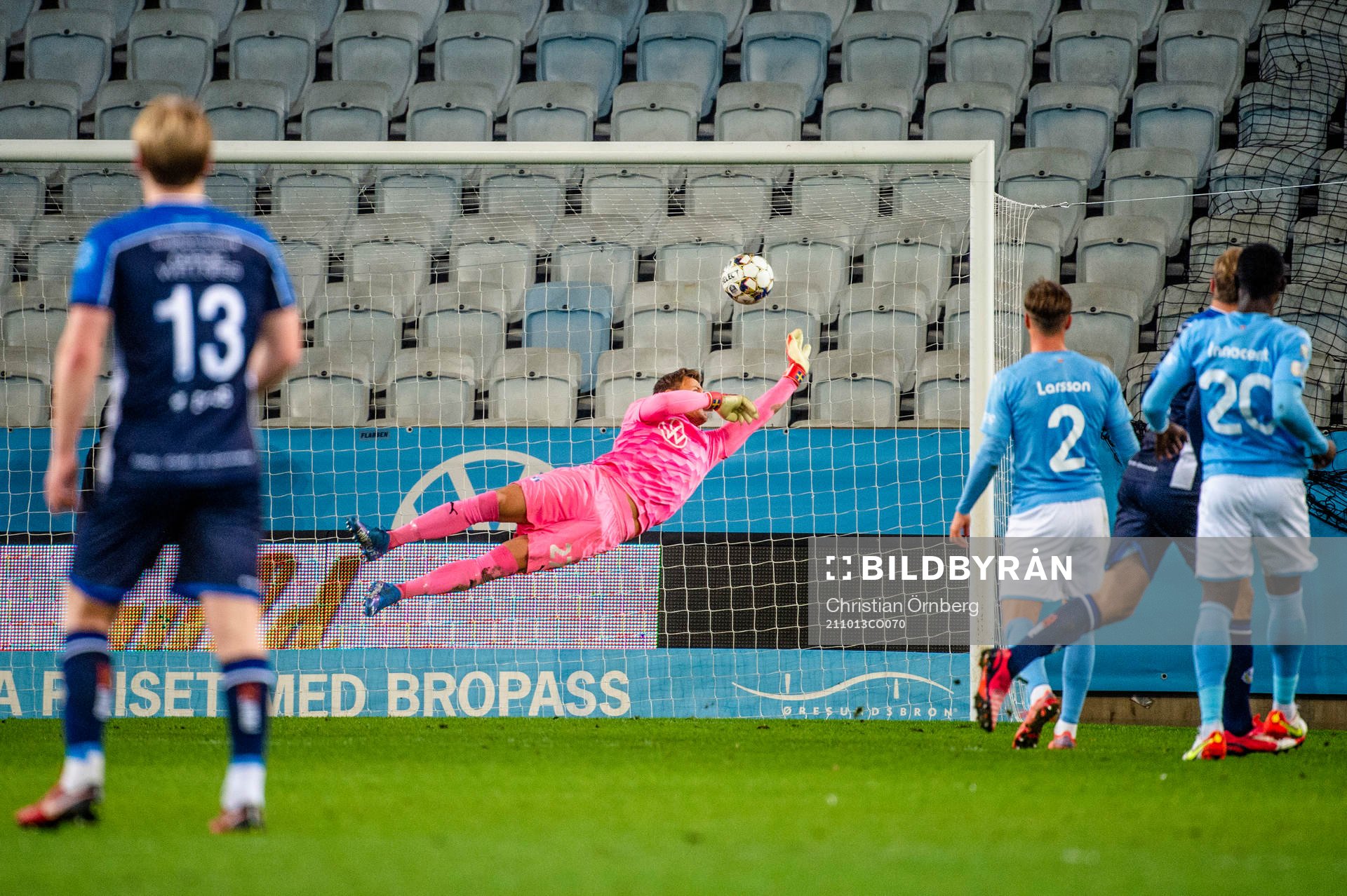 Malmö FFs målvakt Johan Dahlin gör en räddning