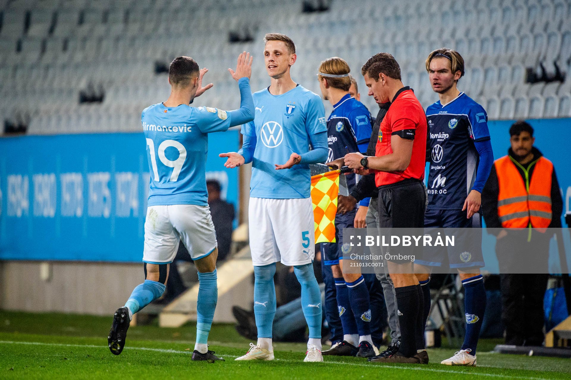 Malmö FFs Sören Rieks kommer in och Veljko Birmancevic