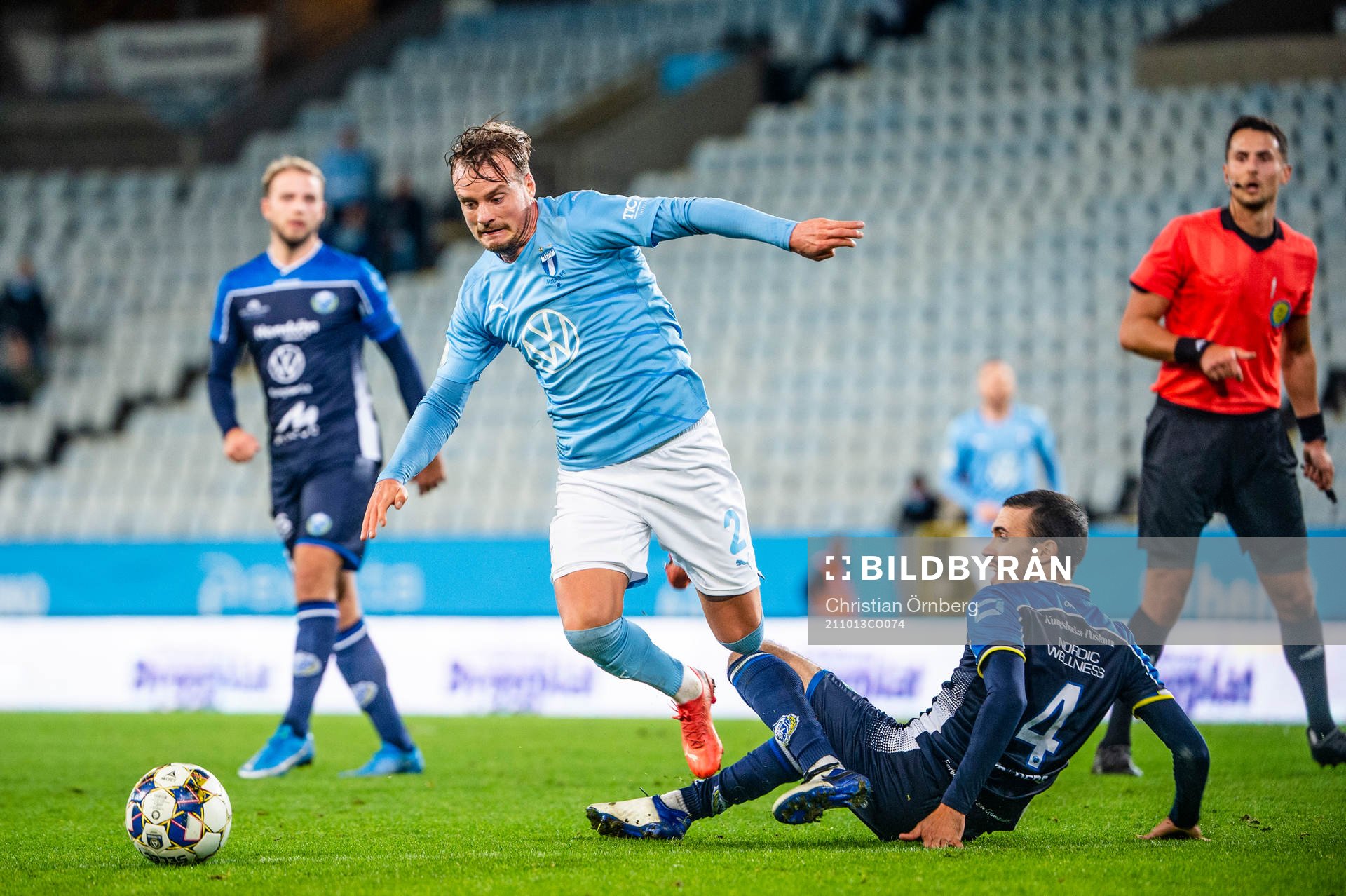 Malmö FFs Eric Larsson mot Onsalas Christoffer Nogueira
