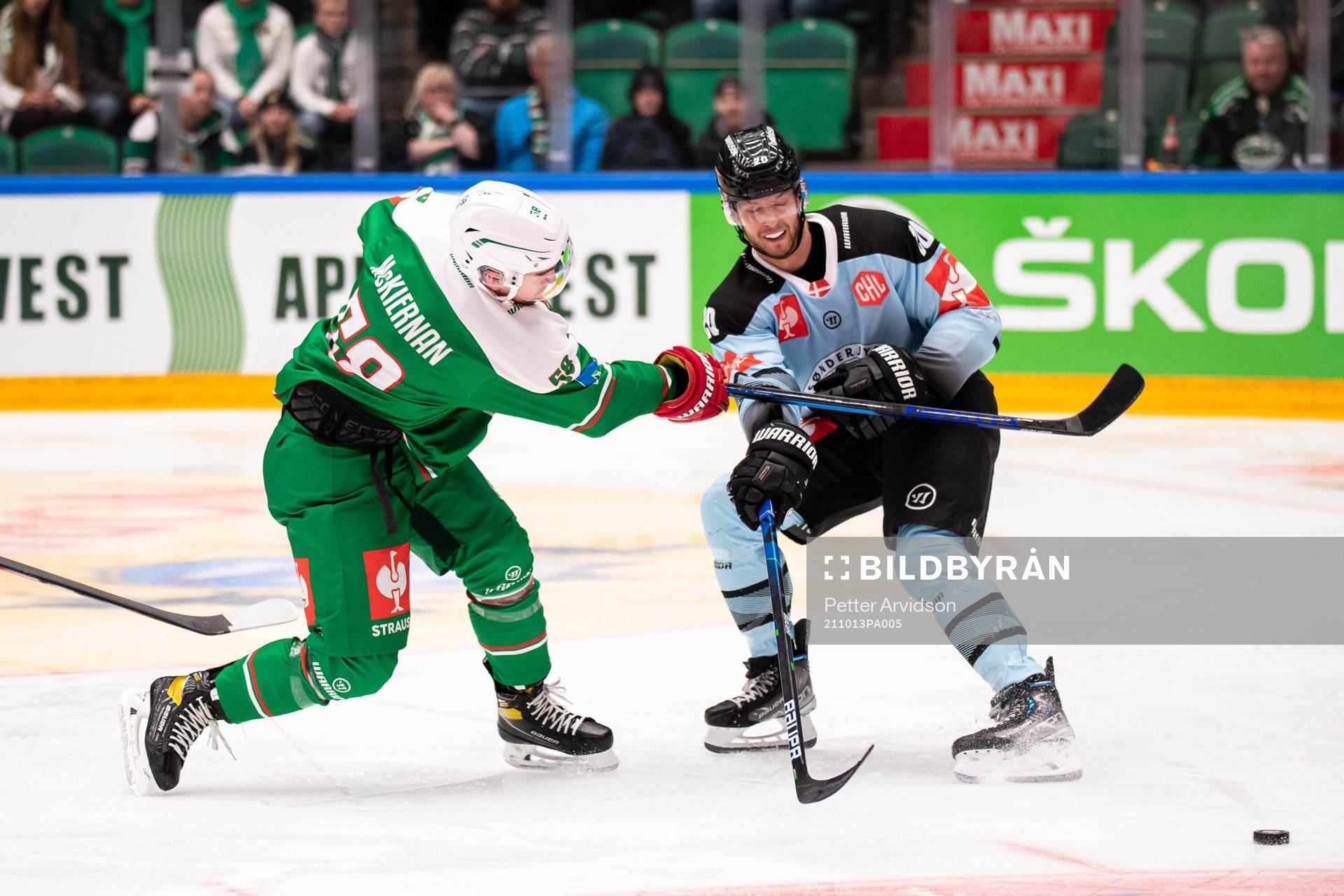 Ryan McKiernan of Rögle  and Mads Eller of SønderjyskE