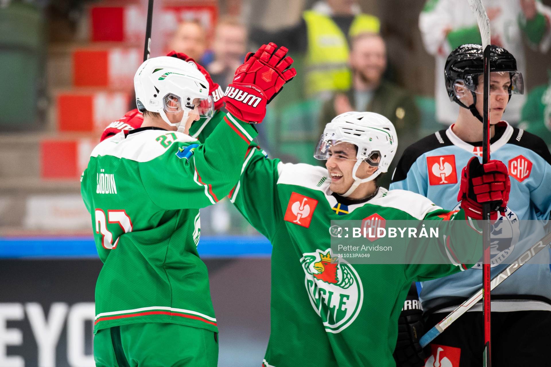 Linus Sjödin celebrate with Tyler Kelleher