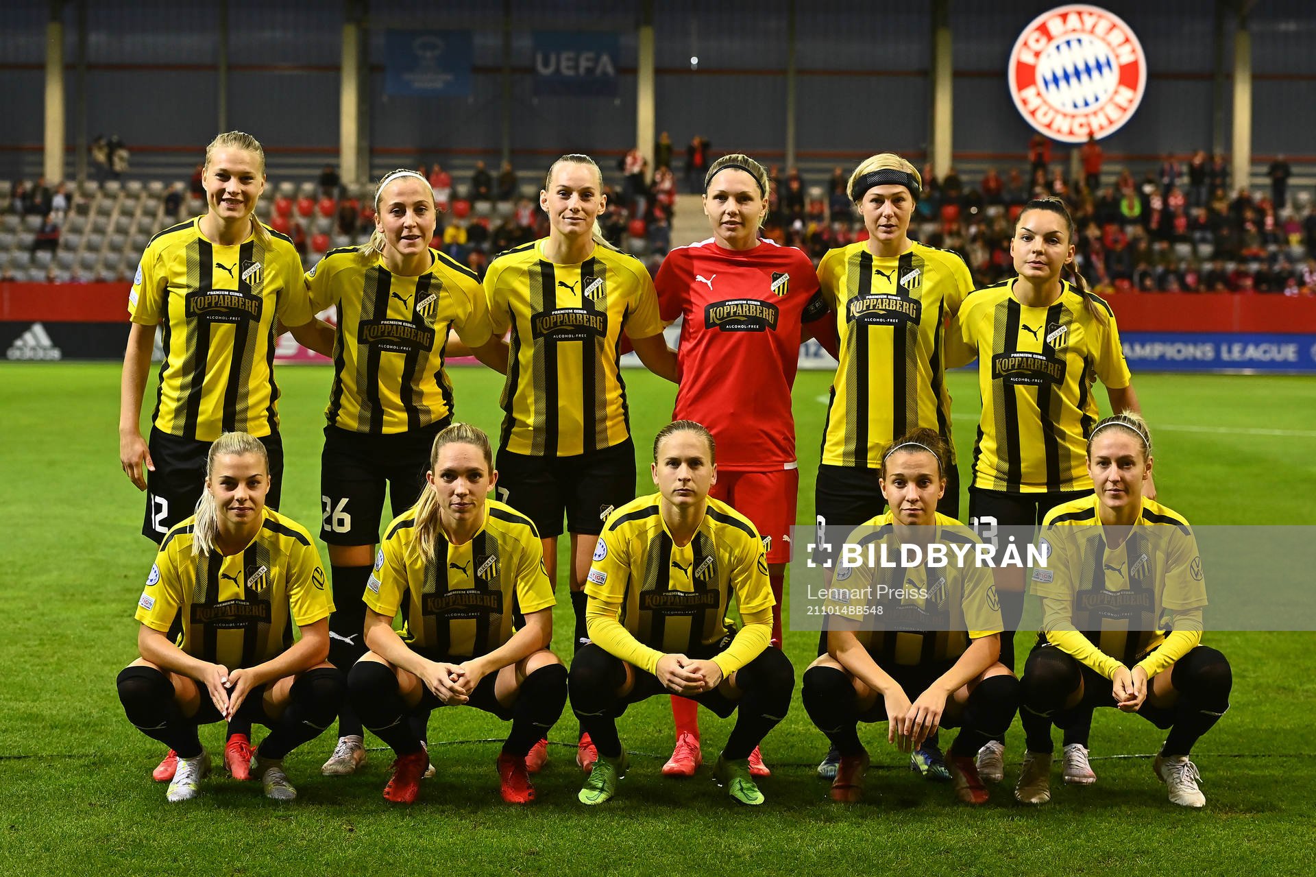 Players of Häcken pose for a team photo ahead of the UEFA Women's Champions League football match between Bayern Muenchen and Häcken on October 14, 2021 in Muenchen.