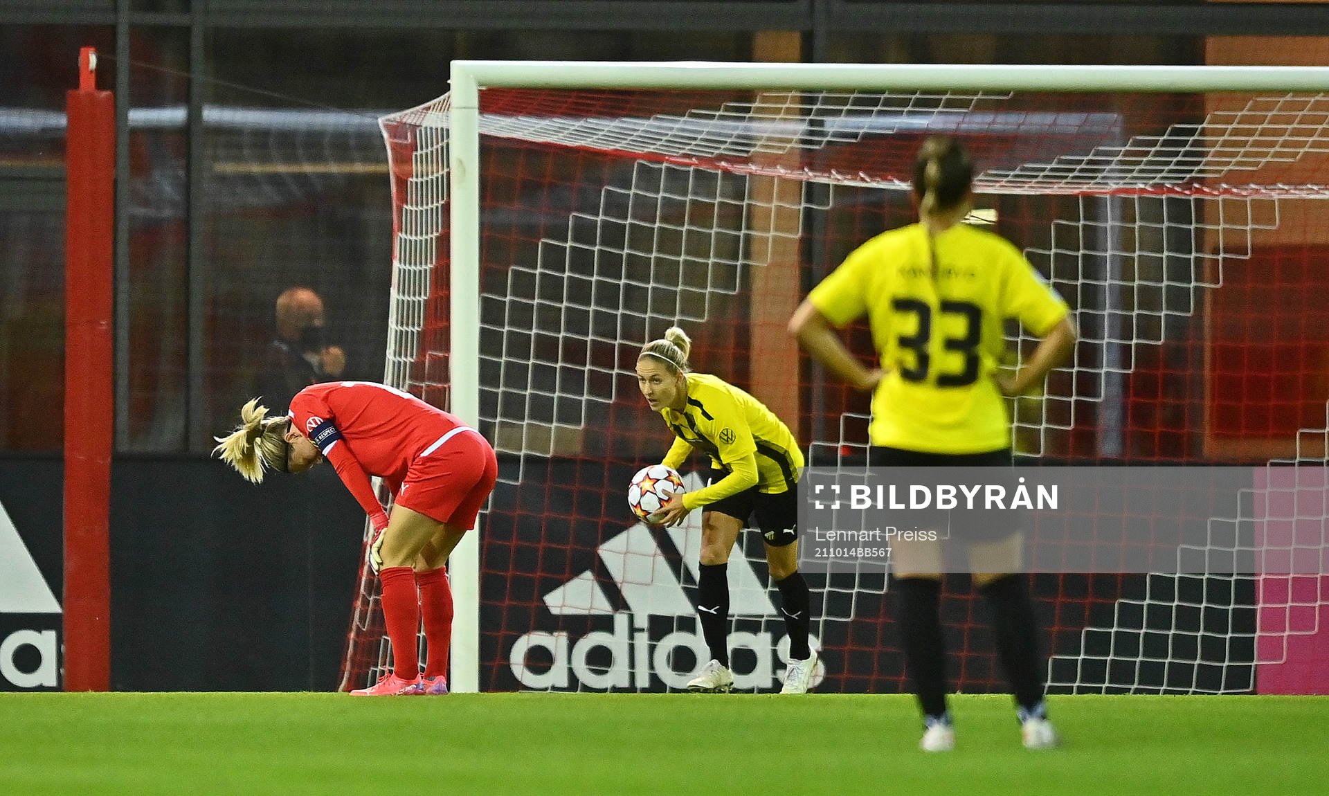 Goalkeeper Jennifer Falk and Emma Kullberg of Häcken looks