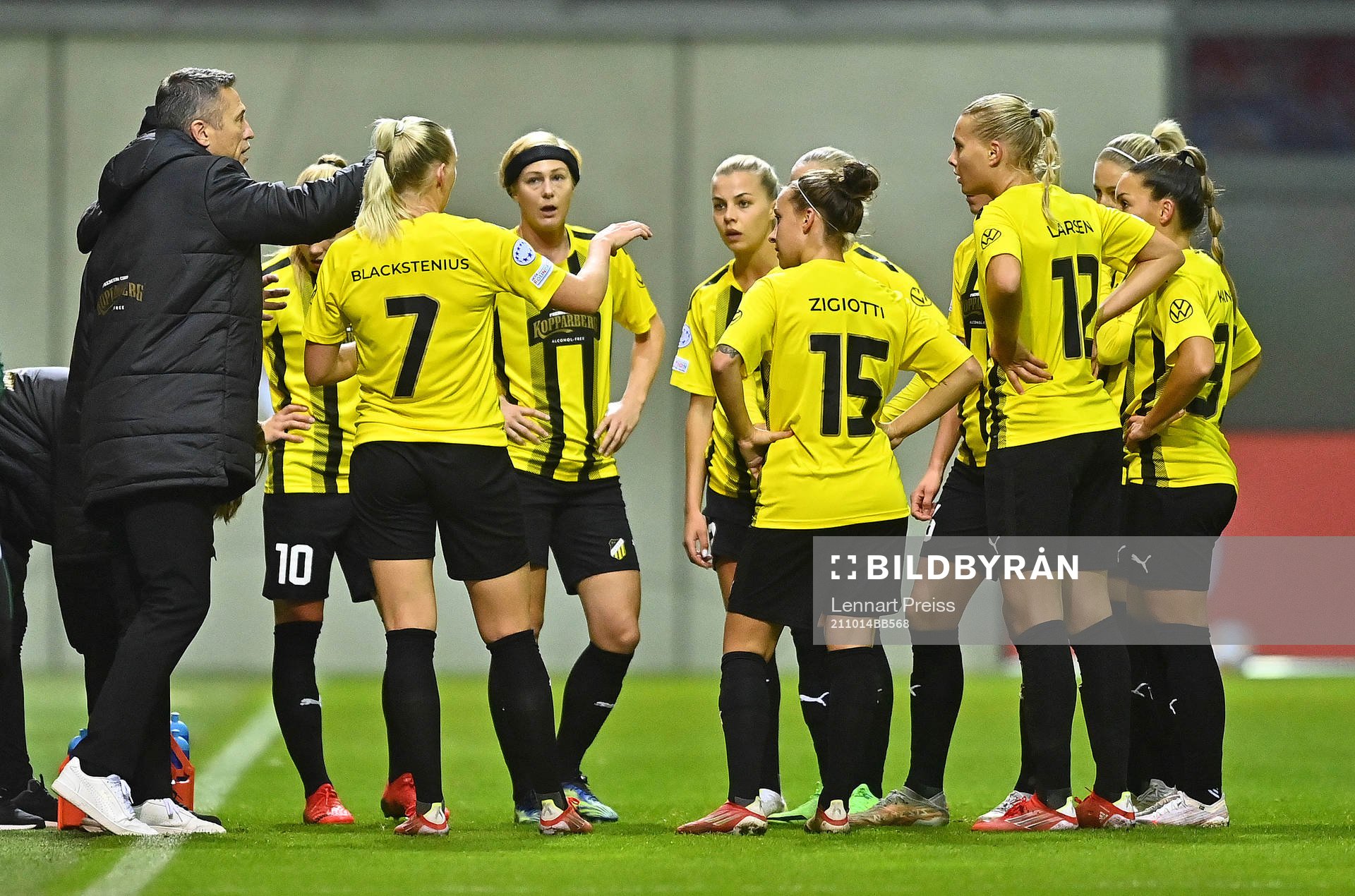 Mats Gren, head coach and players of Häcken looks dejected