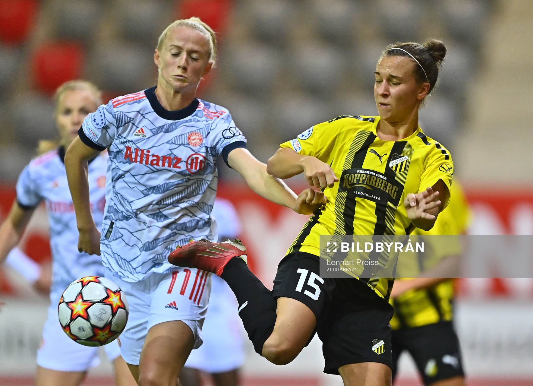 Julia Zigiotti Olme of Häcken and Lea Schueller of Bayern