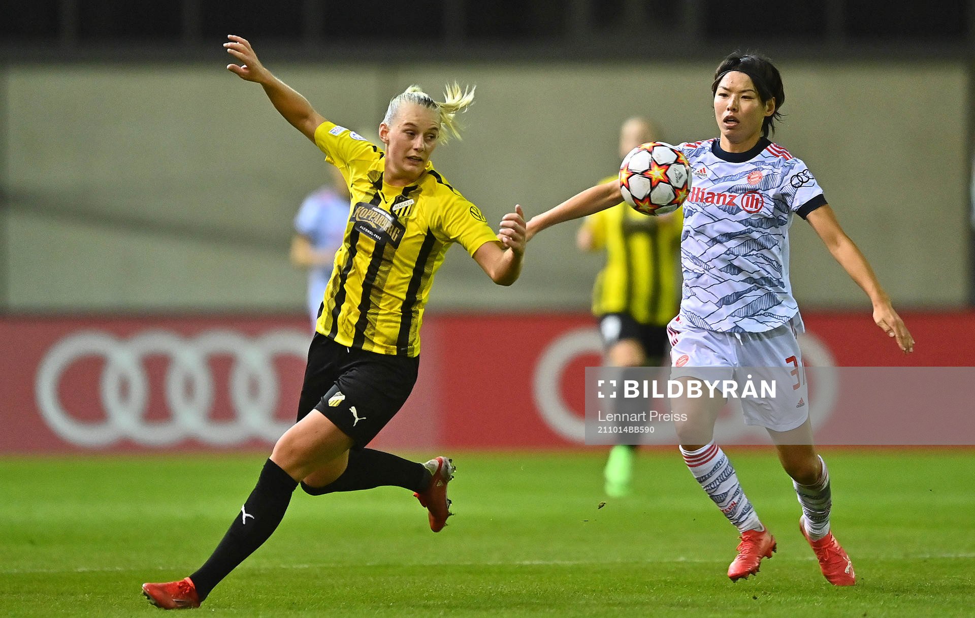 Stina Blackstenius of Häcken and Saki Kumagai of Bayern