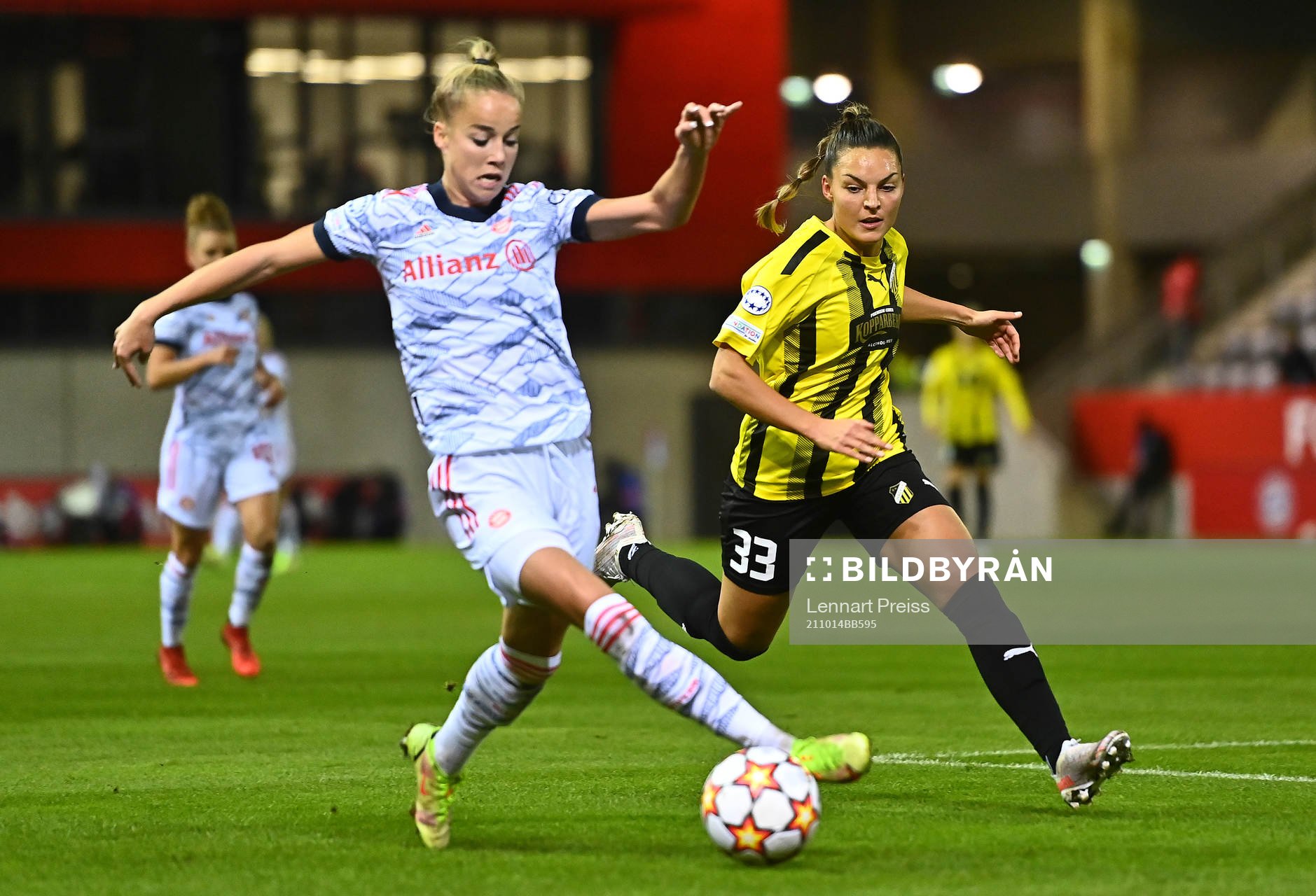 Giulia Gwinn of Bayern Muenchen and Johanna Rytting Kaneryd of Häcken during the UEFA Women's Champions League football match between Bayern Muenchen and Häcken on October 14, 2021 in Muenchen.