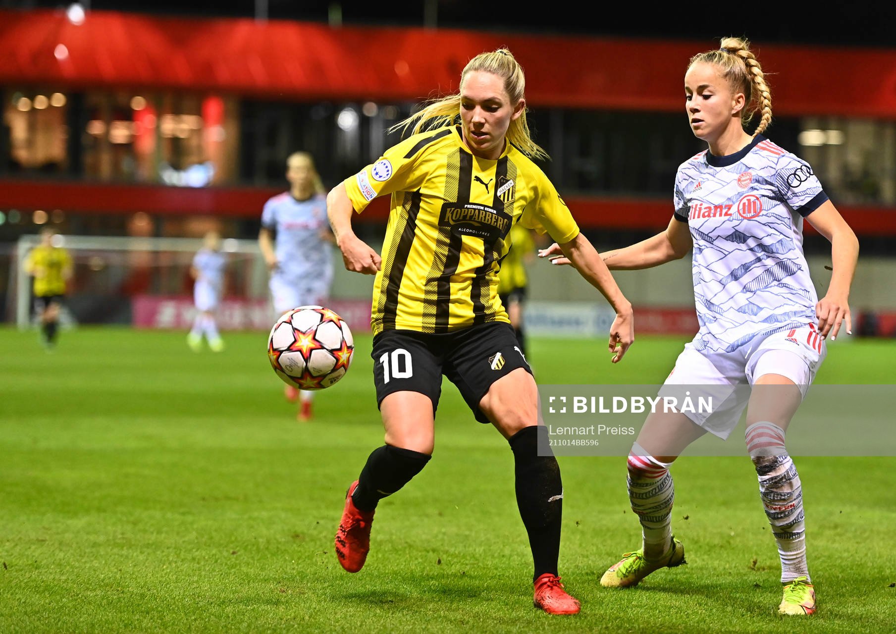 Elin Rubensson of Häcken and Giulia Gwinn of Bayern Muenchen during the UEFA Women's Champions League football match between Bayern Muenchen and Häcken on October 14, 2021 in Muenchen.
