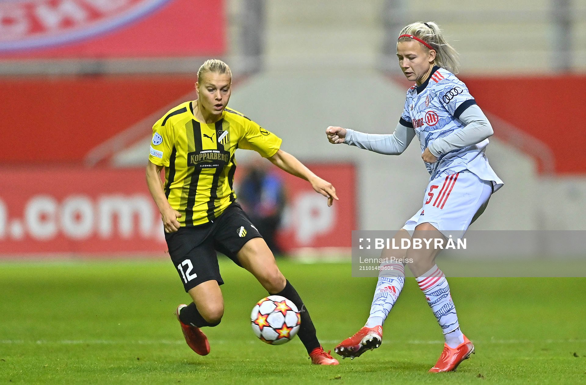 Stine Larsen of Häcken and Hanna Glas of Bayern Muenchen during the UEFA Women's Champions League football match between Bayern Muenchen and Häcken on October 14, 2021 in Muenchen.