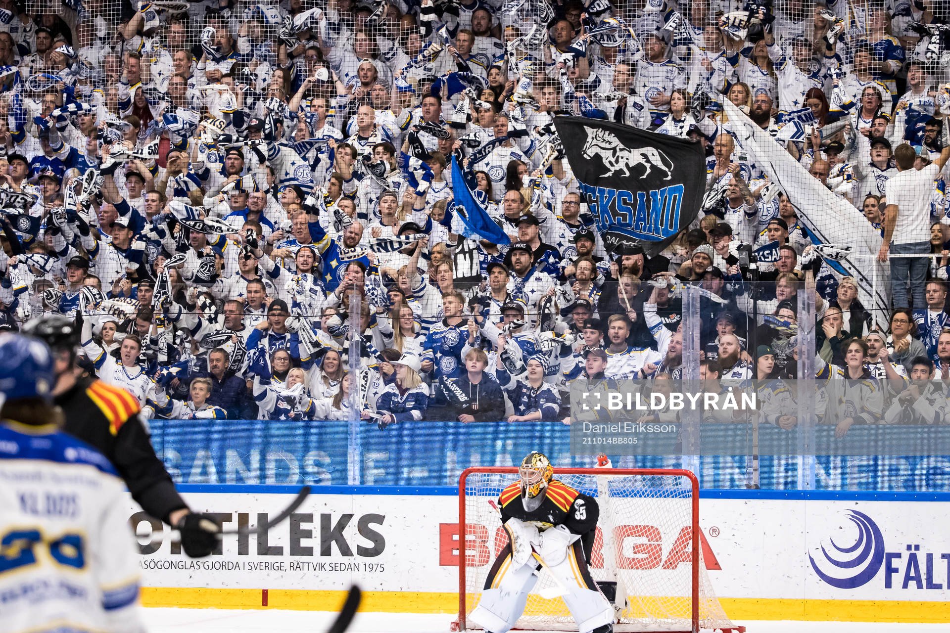 Brynäs målvakt Veini Vehviläinen och +le publiken