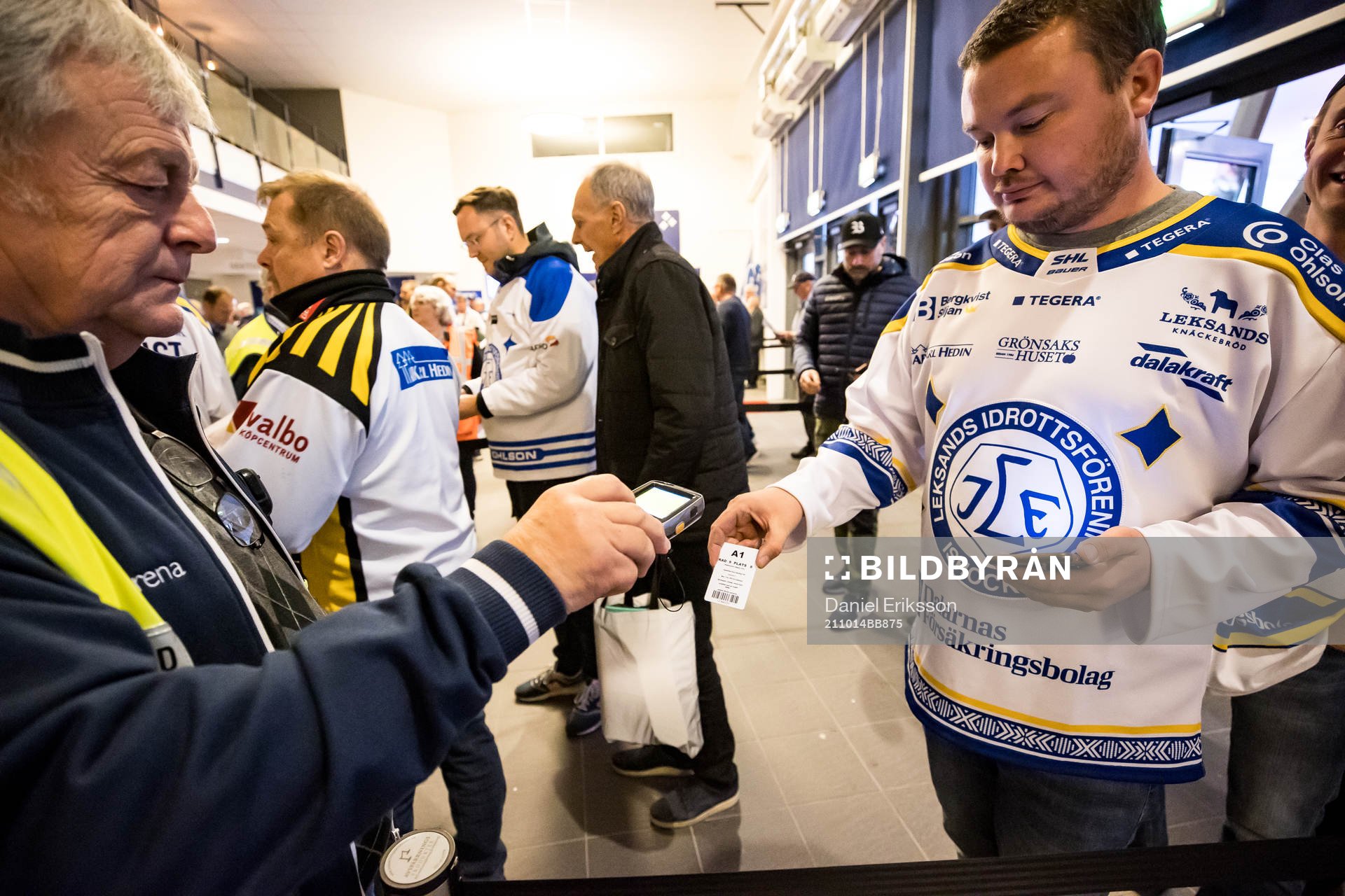 Biljettkoll i Tegera Arena innan ishockeymatchen i SHL
