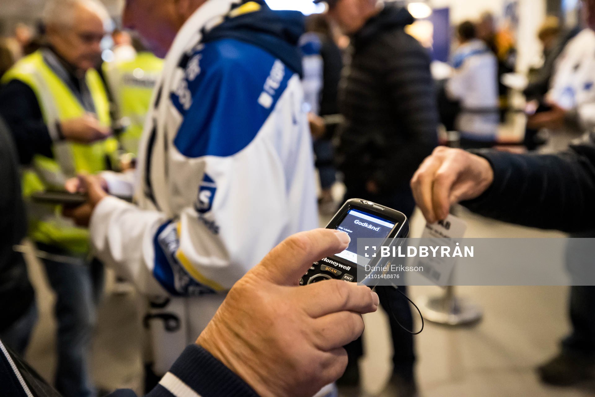 Biljettkoll i Tegera Arena innan ishockeymatchen i SHL