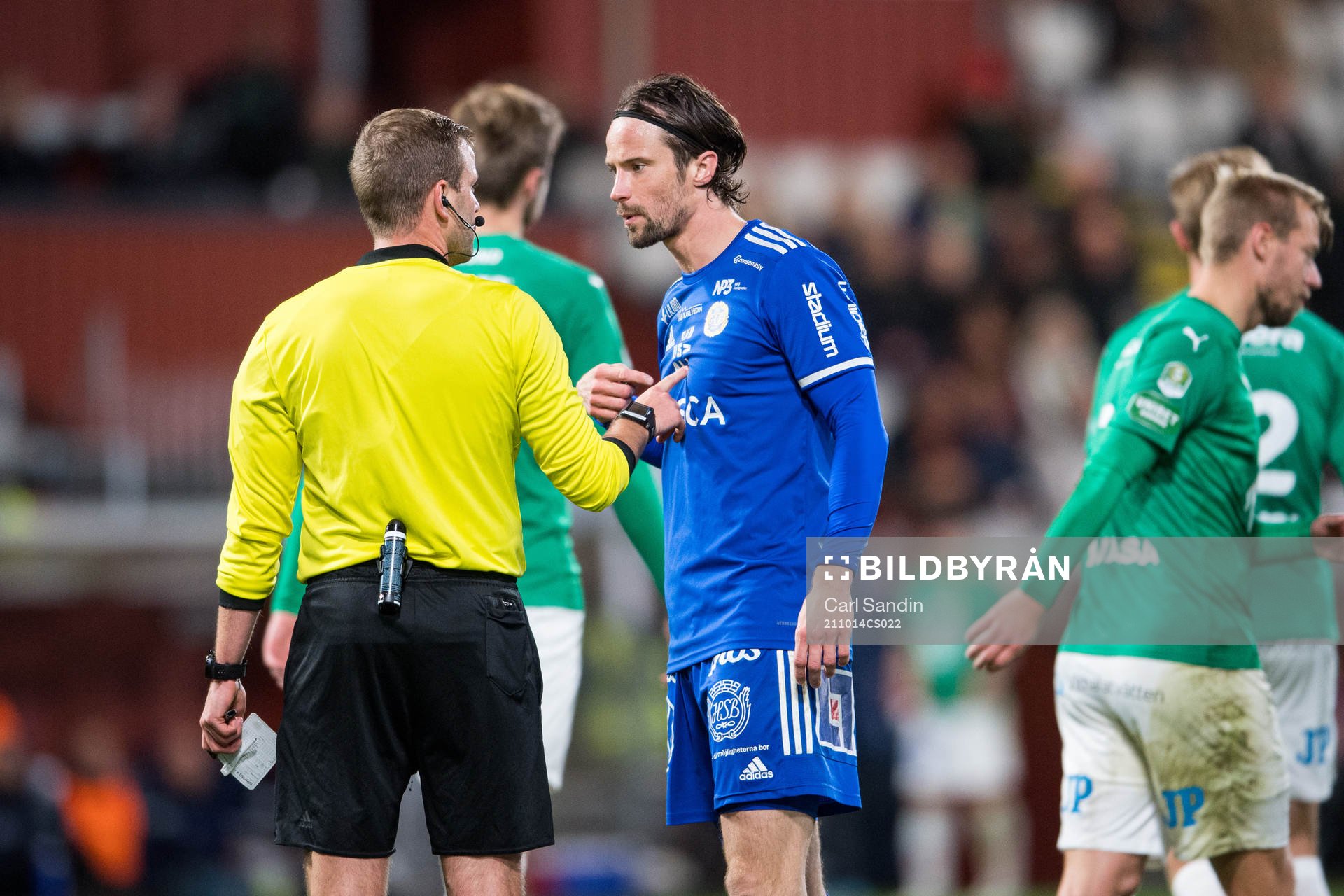 Sundsvalls Linus Hallenius i samtal med domare Richard