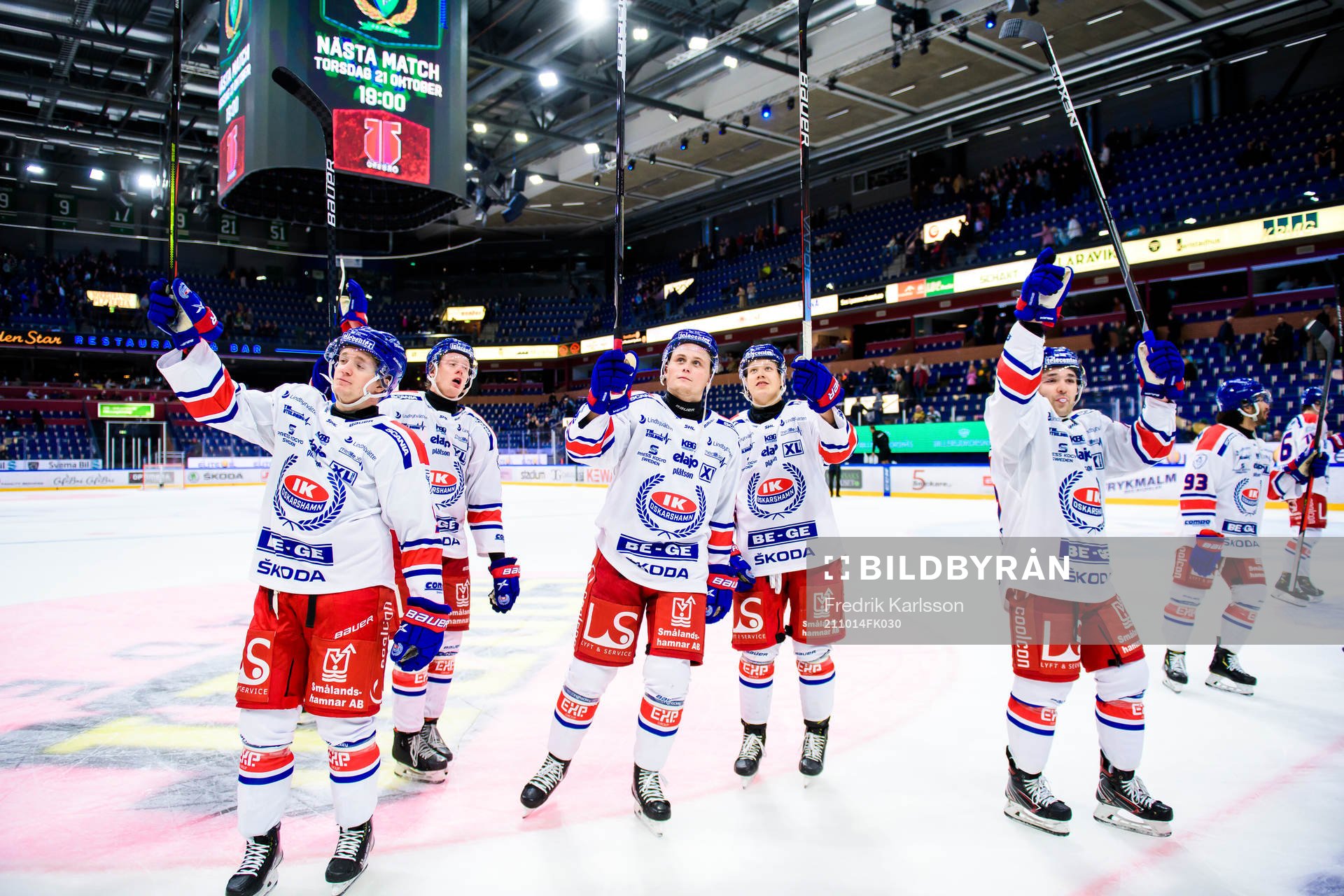 Oskarshamns spelare jublar och tackar publiken