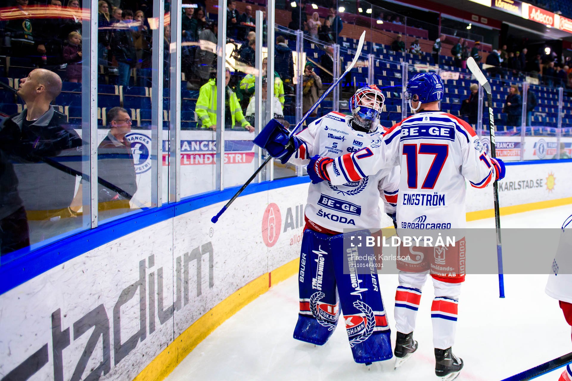 Oskarshamns målvakt Tim Juel och Jonas Engström jublar