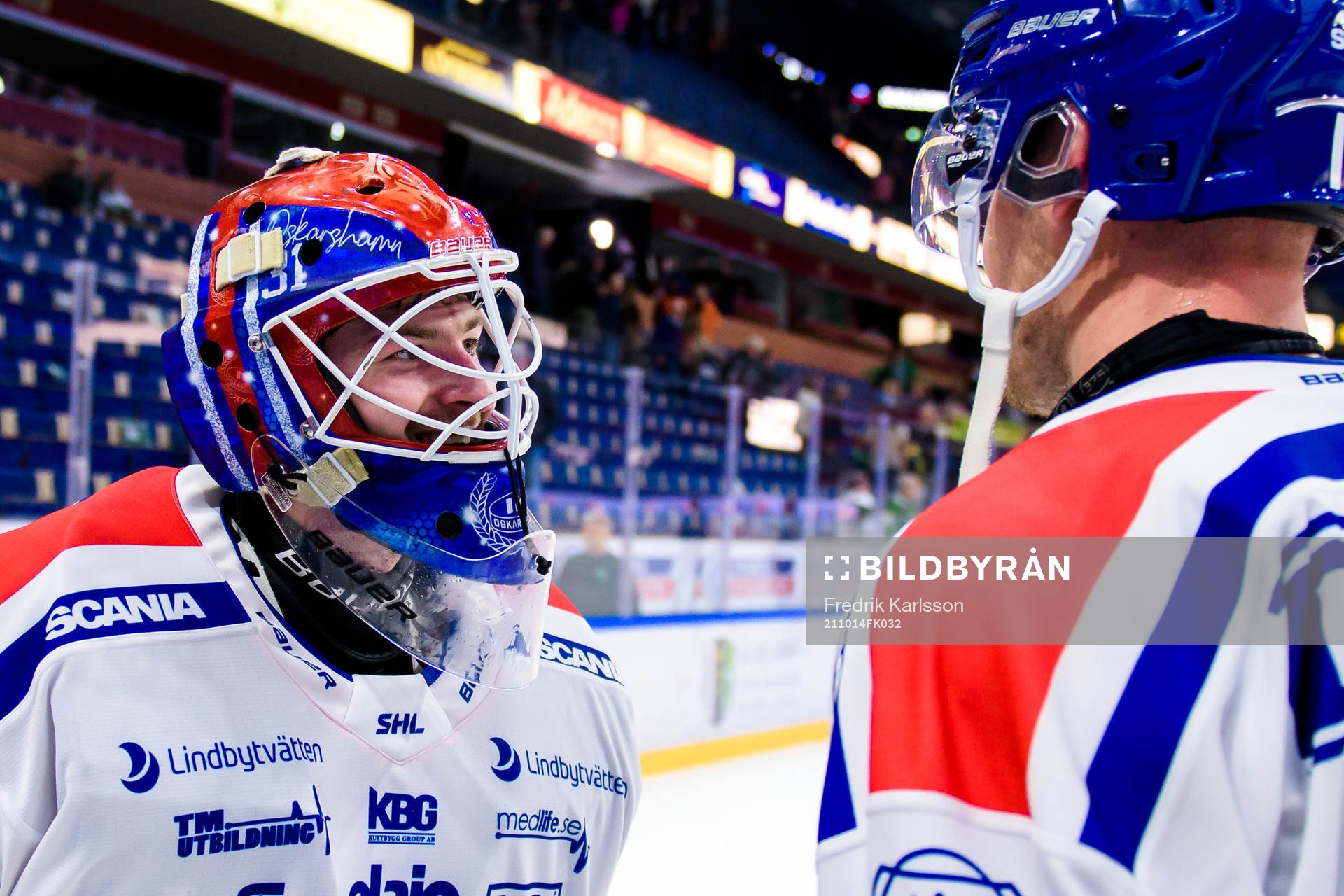 Oskarshamns målvakt Tim Juel och Jonas Engström jublar