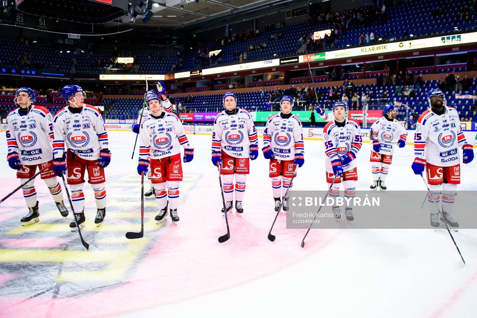 Oskarshamns spelare jublar och tackar publiken