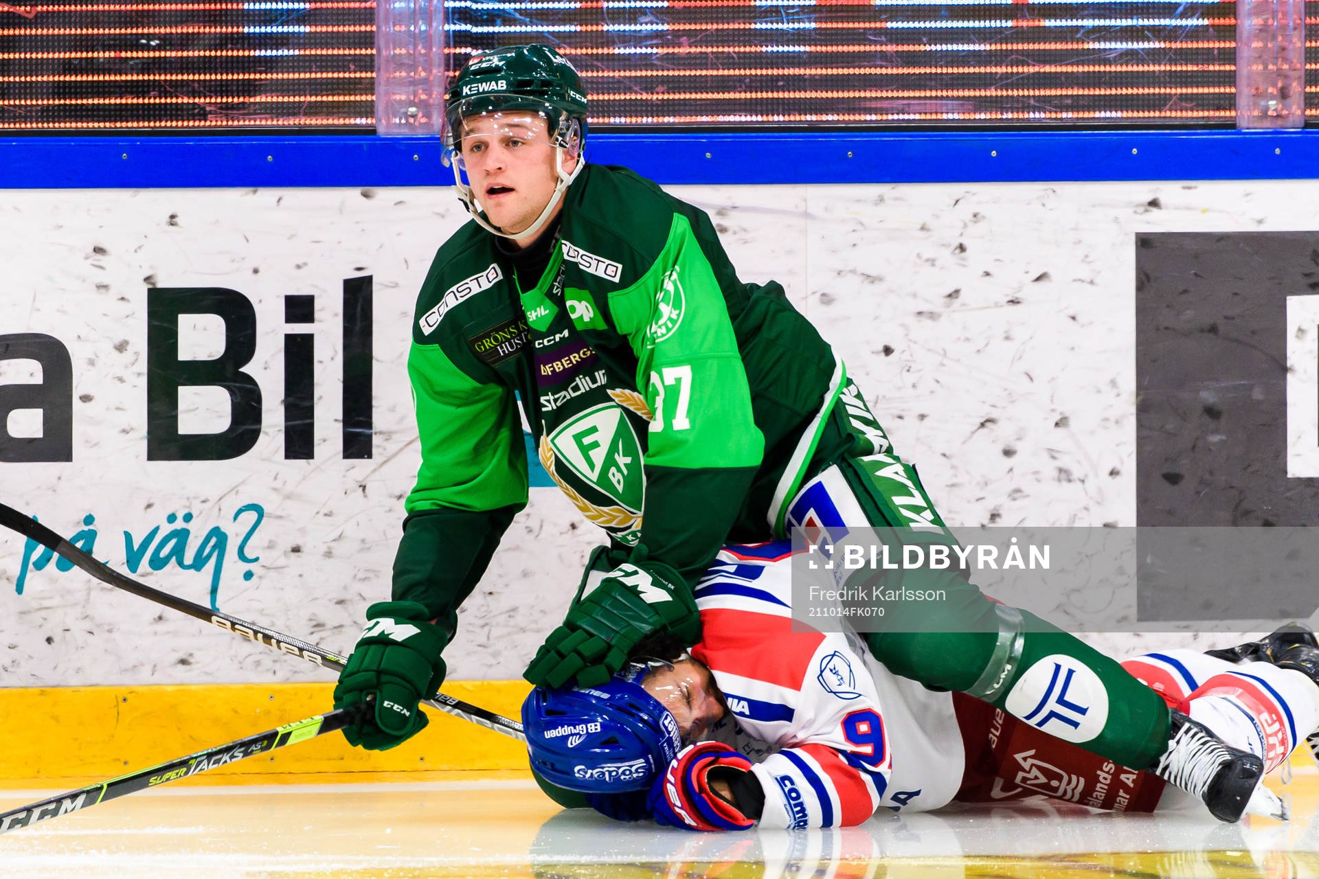 Färjestads Adam Ginning och Oskarshamns Cameron Brace