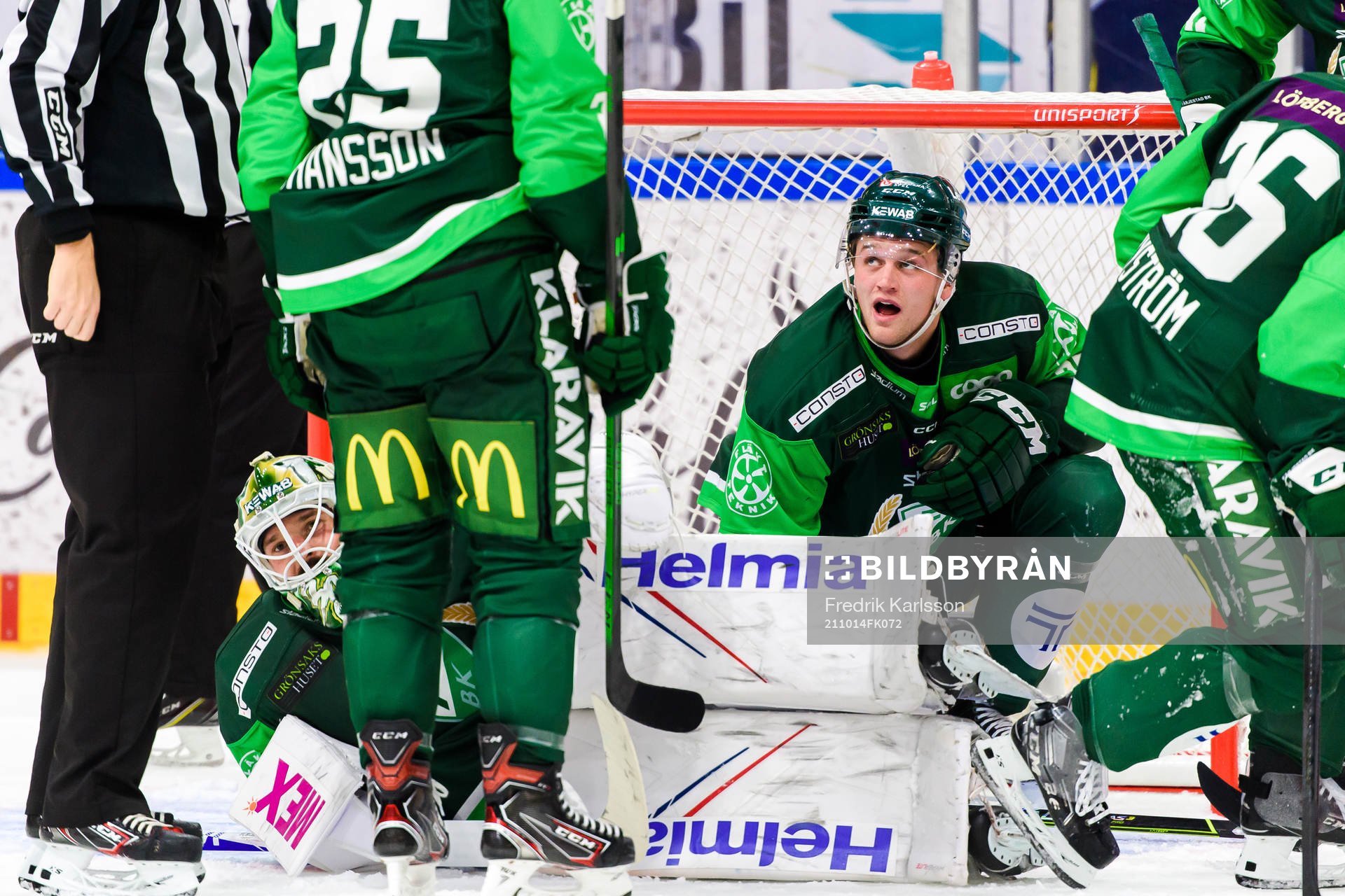 Färjestads målvakt Dominik Furch och Adam Ginning