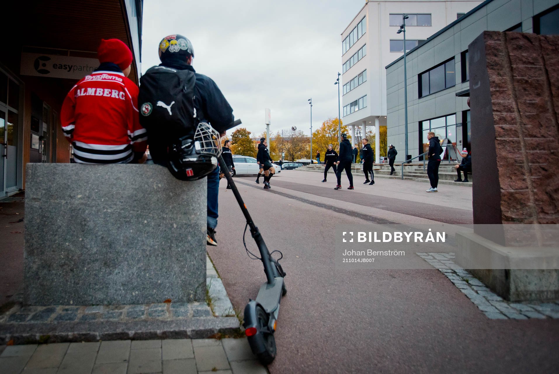 Två ungdomar med Örebrotröjor kollar när
