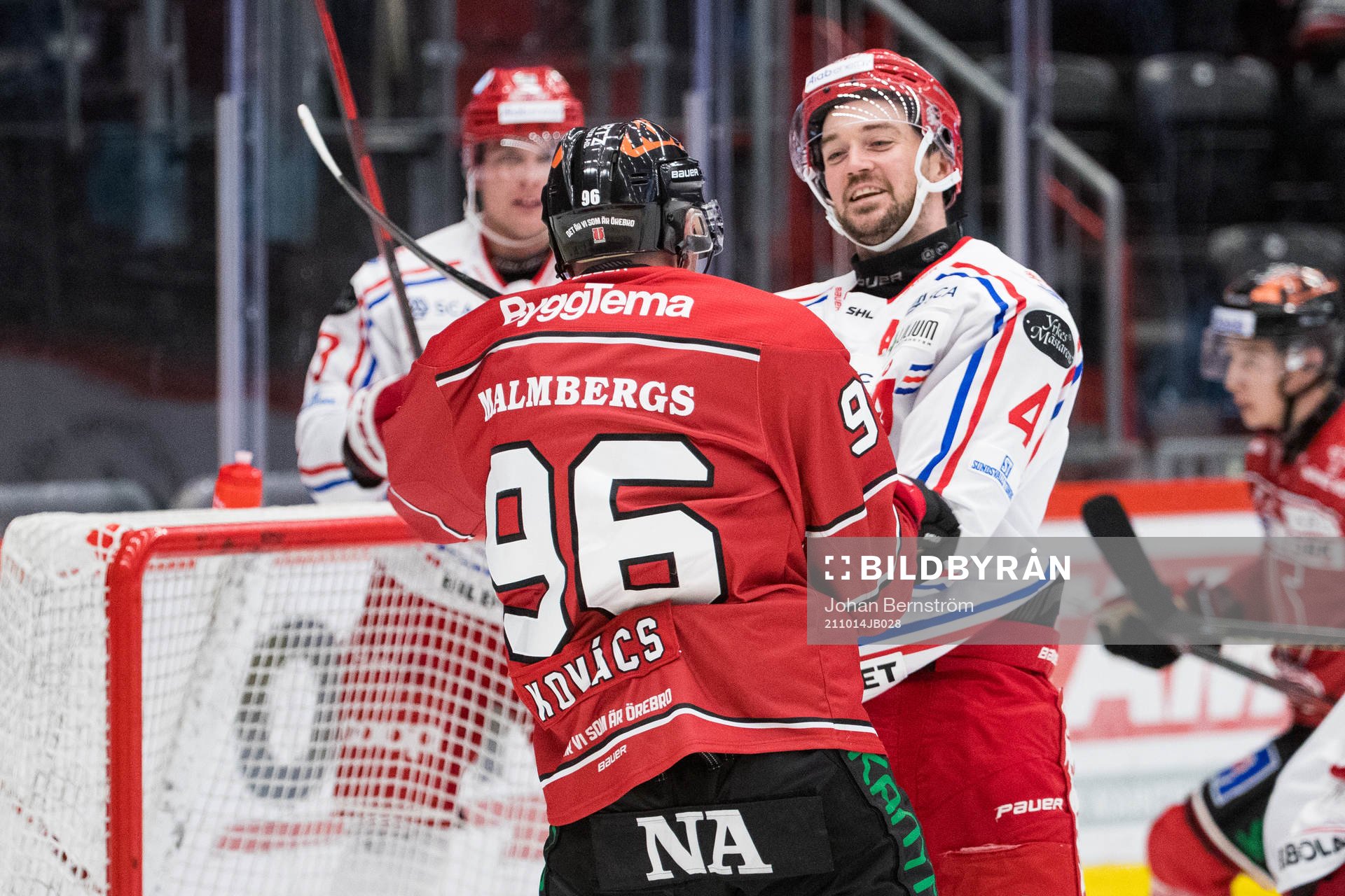 Örebros Robin Kovacs och Timrås Tim Erixon i diskussion