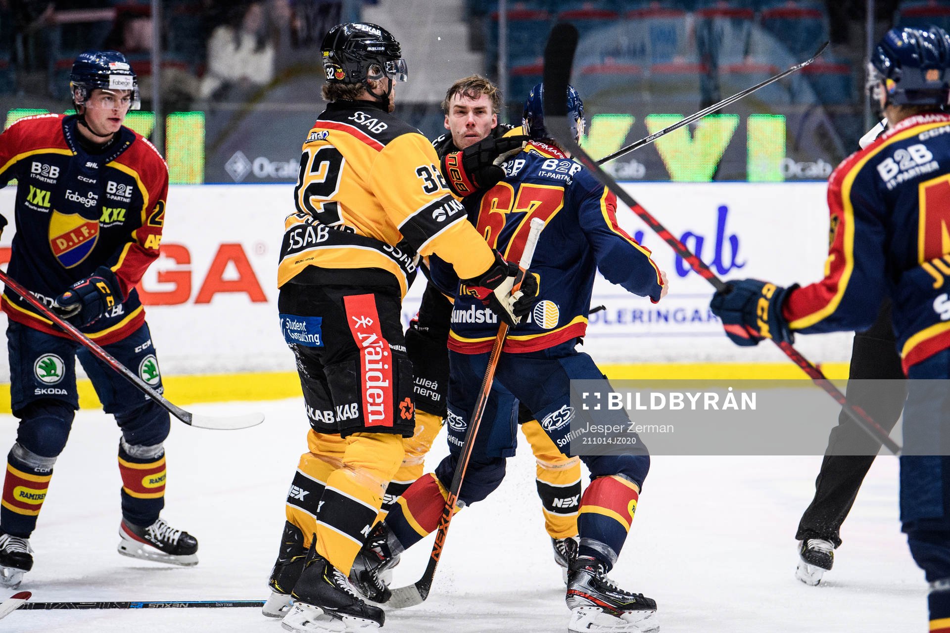 Luleås Fredrik Styrman och Djurgårdens Peter Holland i