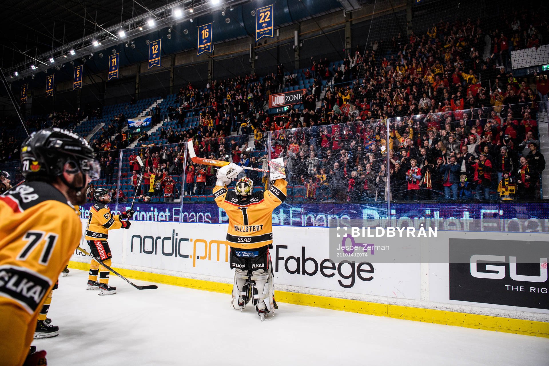 Luleås målvakt Jesper Wallstedt jublar