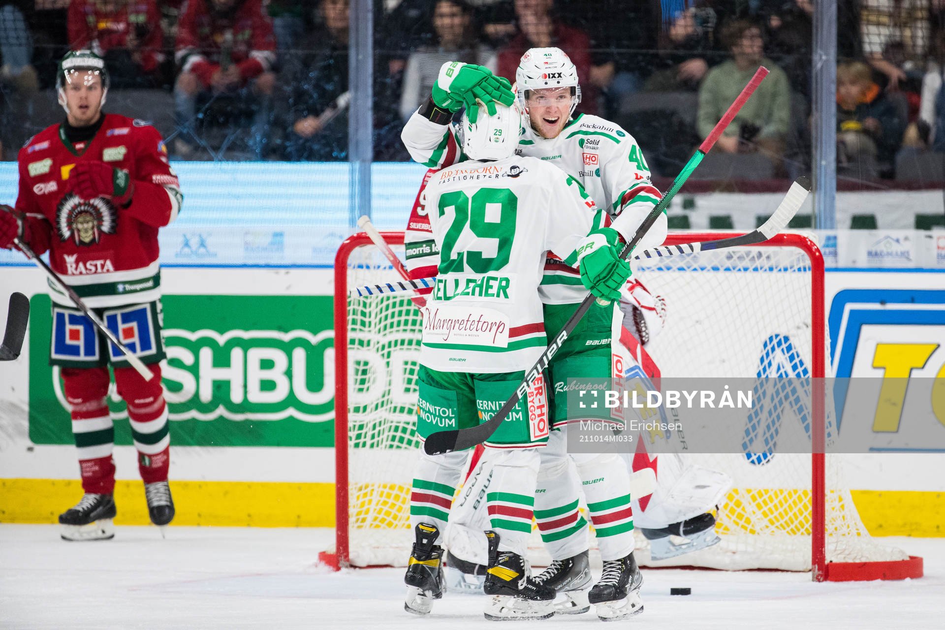 Rögles Oskar Stål Lyrenäs jublar med Tyler Kelleher