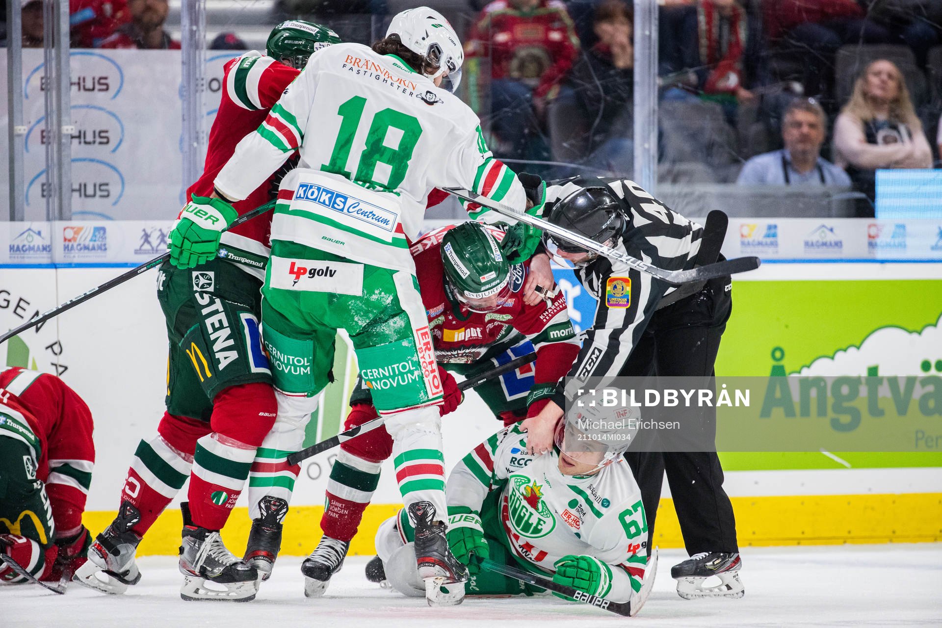 Frölundas Patrik Carlsson i diskussion med Rögles Leon