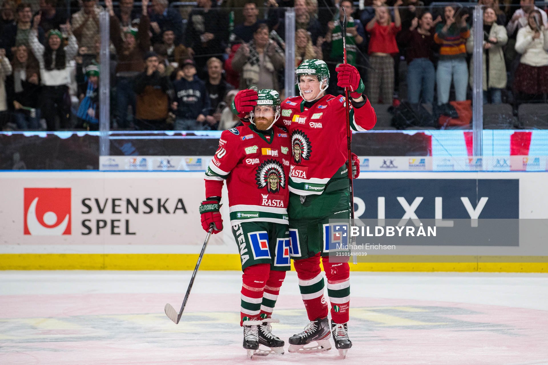 Frölundas Elmer Söderblom jublar ihop med Jens Olsson