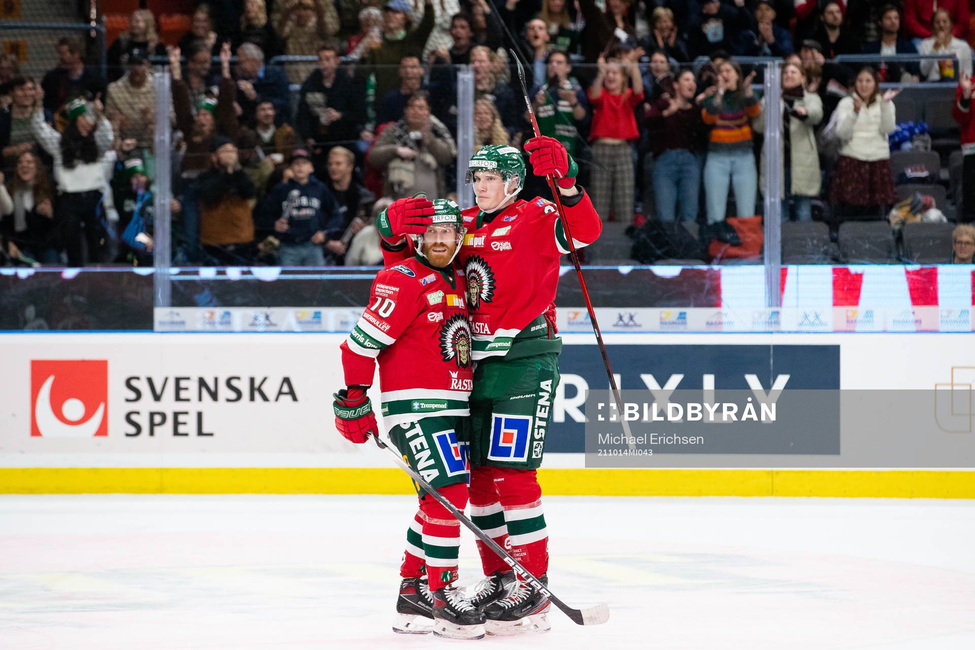 Frölundas Elmer Söderblom jublar ihop med Jens Olsson