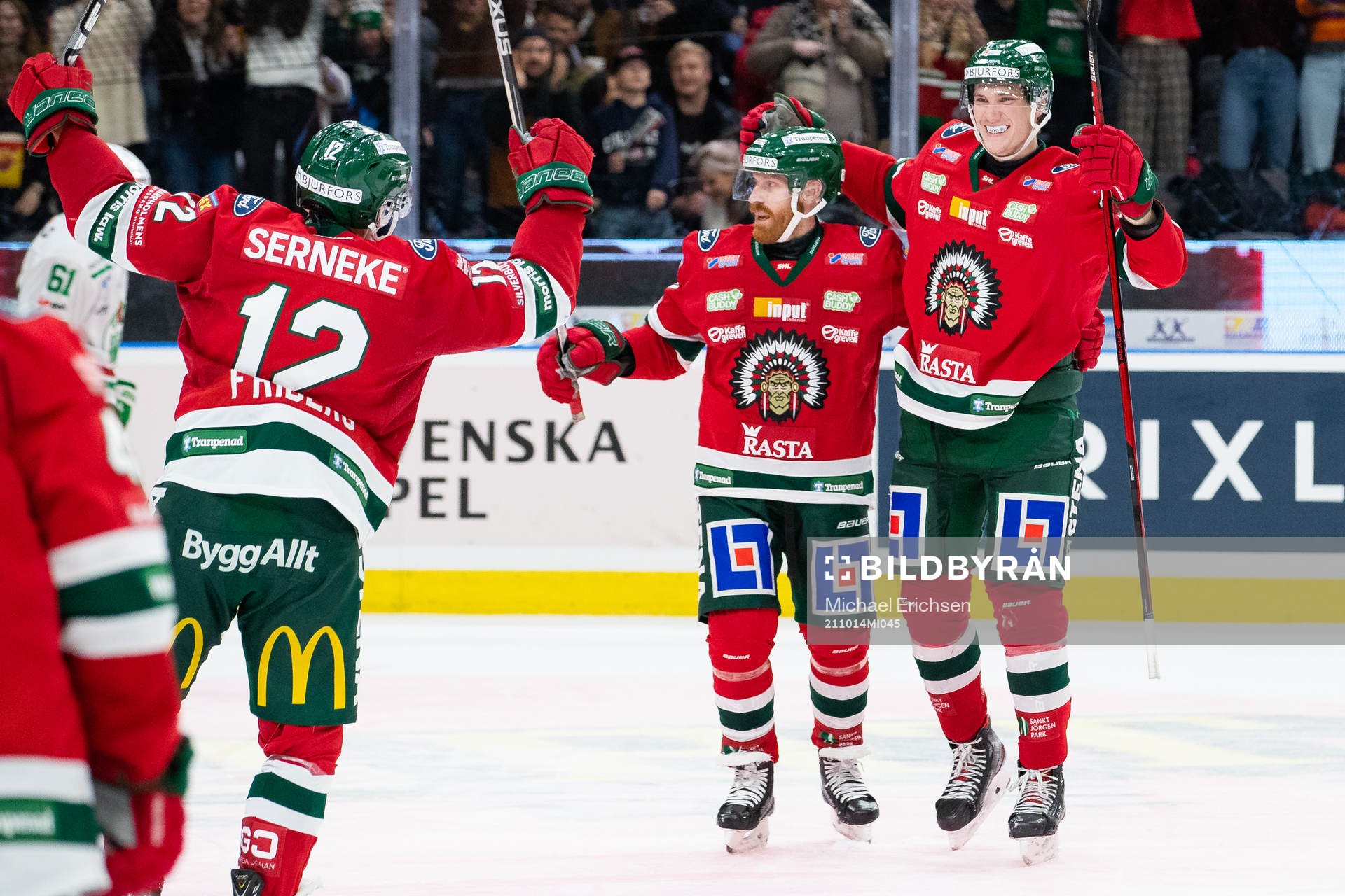 Frölundas Elmer Söderblom jublar ihop med Jens Olsson