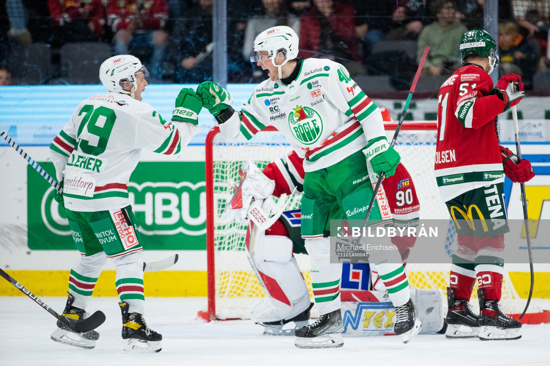 Rögles Oskar Stål Lyrenäs jublar ihop med Tyler Kelleher
